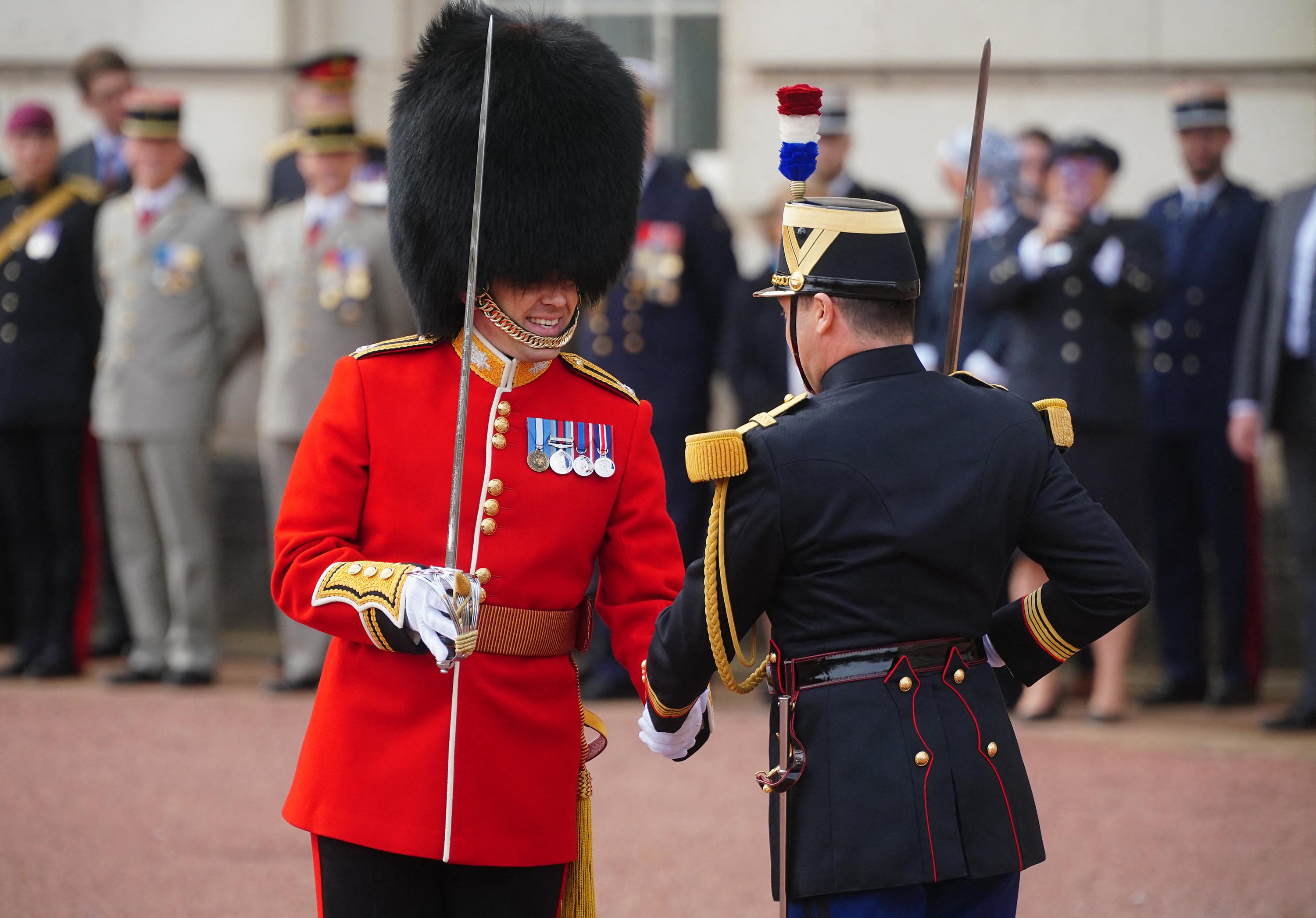 Le Royaume-Uni poussé à remplacer la peau d’ours des célèbres toques de la garde royale par une fourrure synthétique