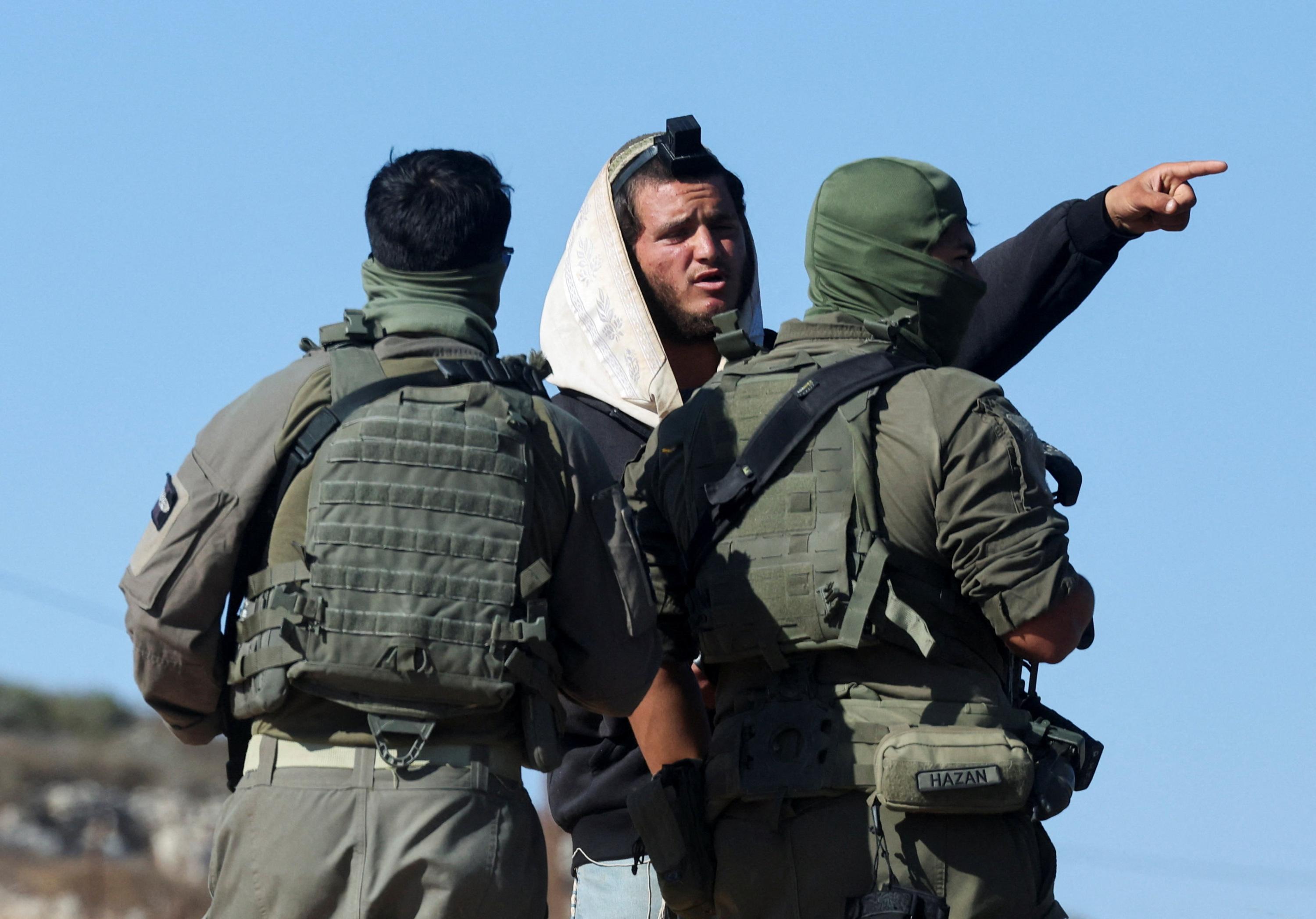 « Il faut être un professionnel pour les distinguer » : en Cisjordanie, quand colons et armée israélienne se confondent
