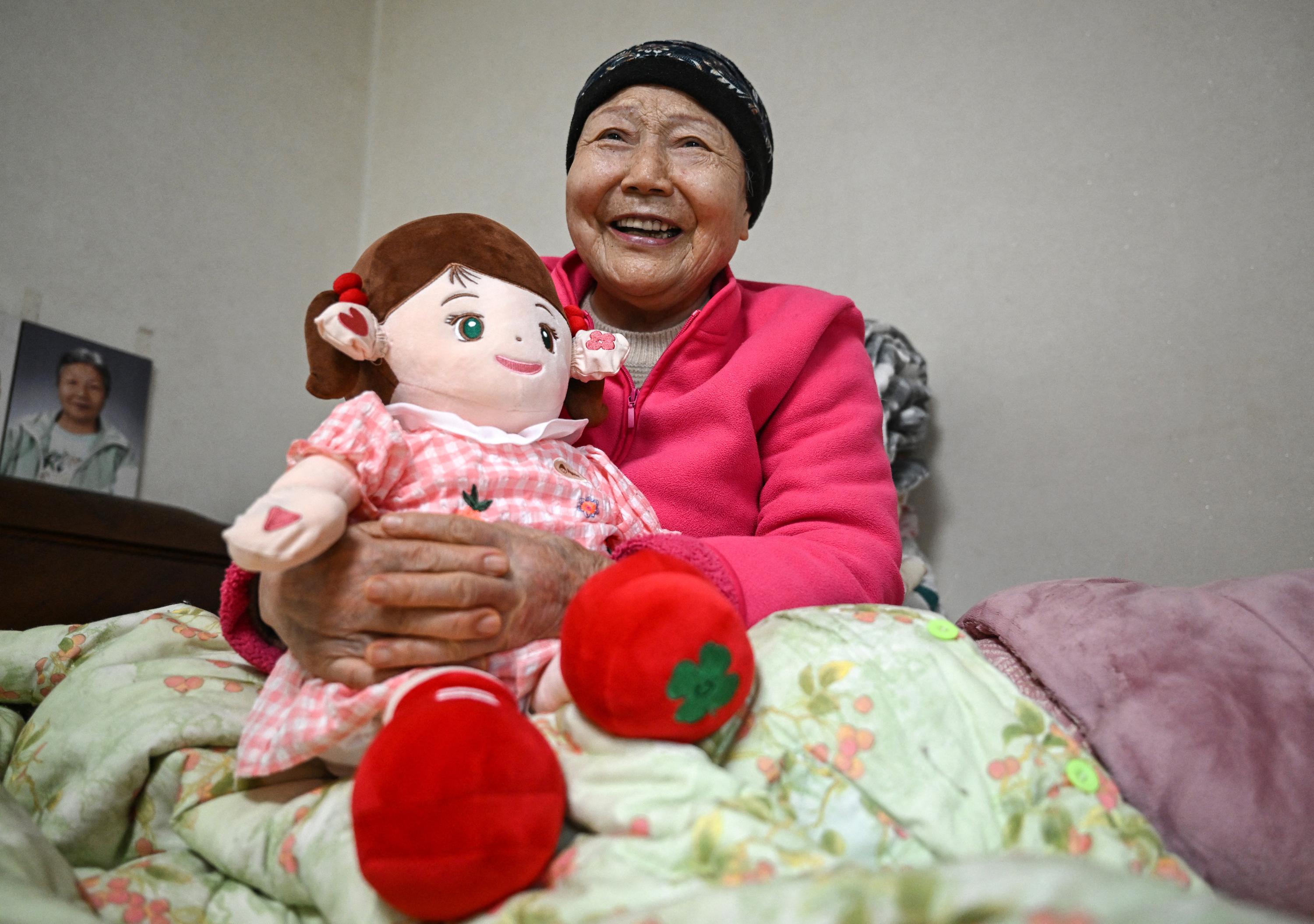 «Je suis tellement heureuse d’être avec toi !» : en Corée du Sud, des poupées IA pour rompre la solitude des seniors