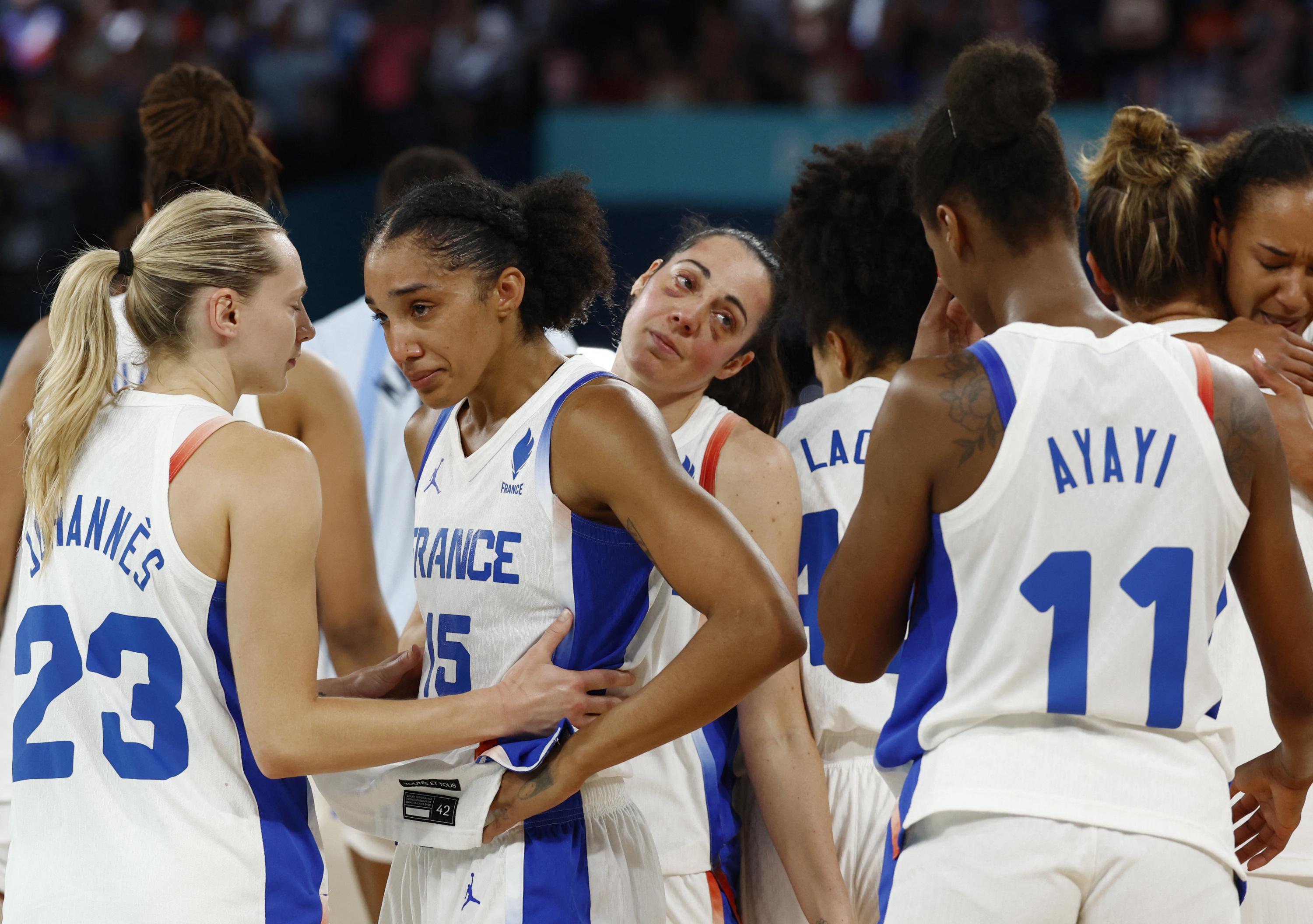 JO - Basket F : «Quand ça rentre, on se dit que c'est bon, mais on redescend vite», le tir de Gabby Williams mordu pour quelques centimètres en vidéo