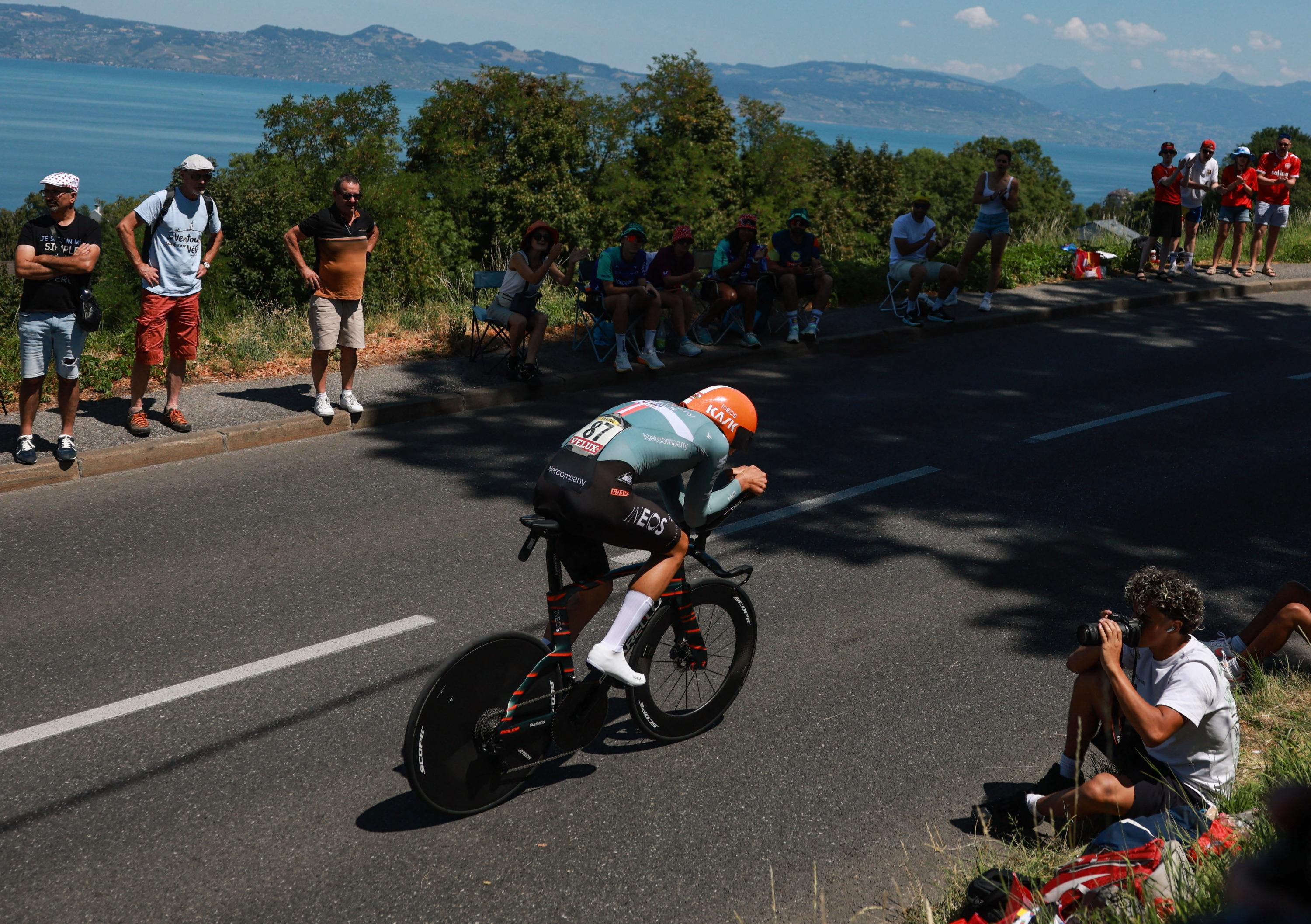 EN DIRECT - Tour de France : Tarling premier chrono de référence avant Seixas et les favoris, suivez le contre-la-montre de la 16e étape