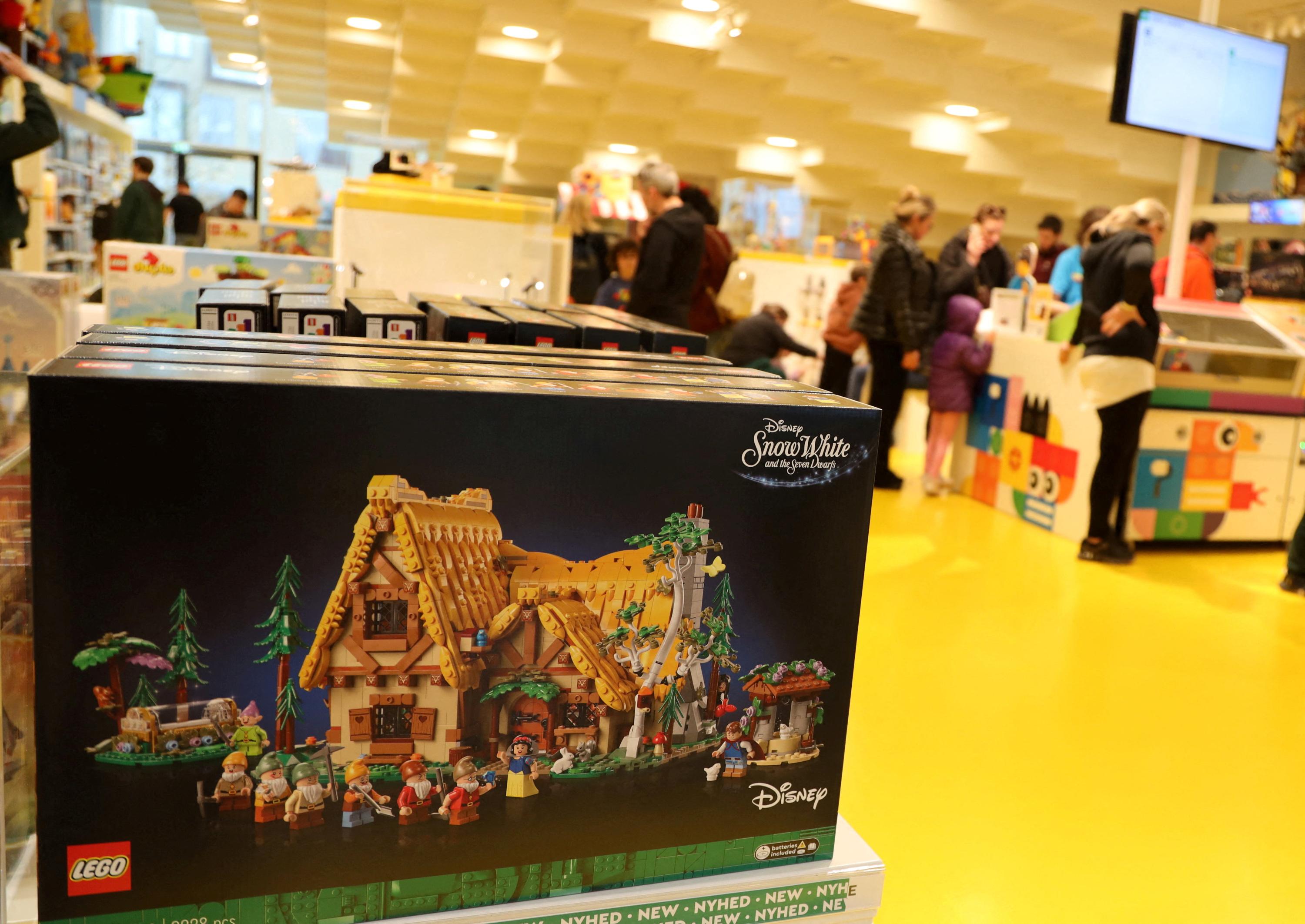 Le numéro un mondial du jouet Lego regarde vers l'Asie et ouvre une nouvelle usine au Vietnam