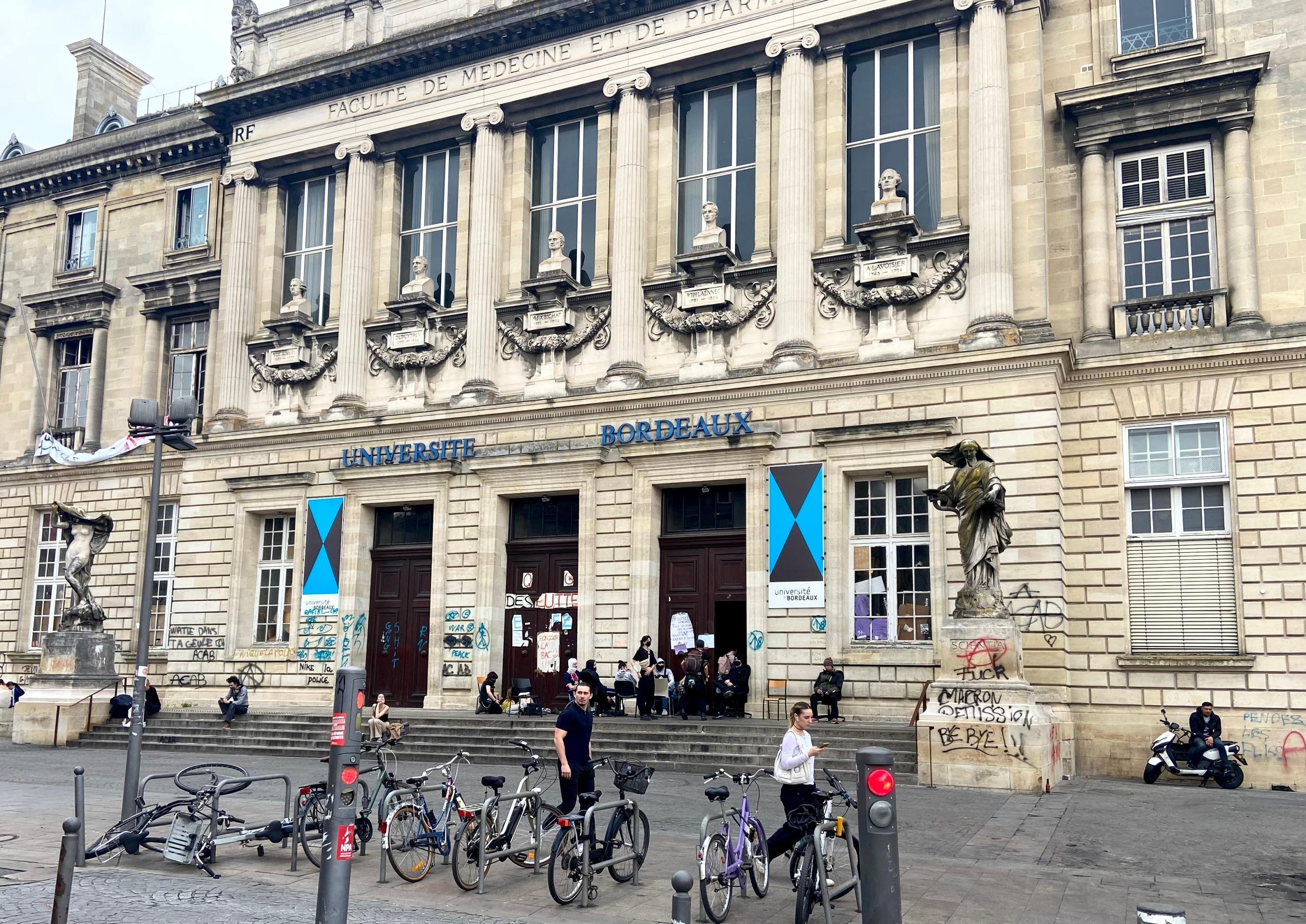 Bordeaux : un enseignant suspendu après avoir regardé un film pornographique pendant un cours à l’université