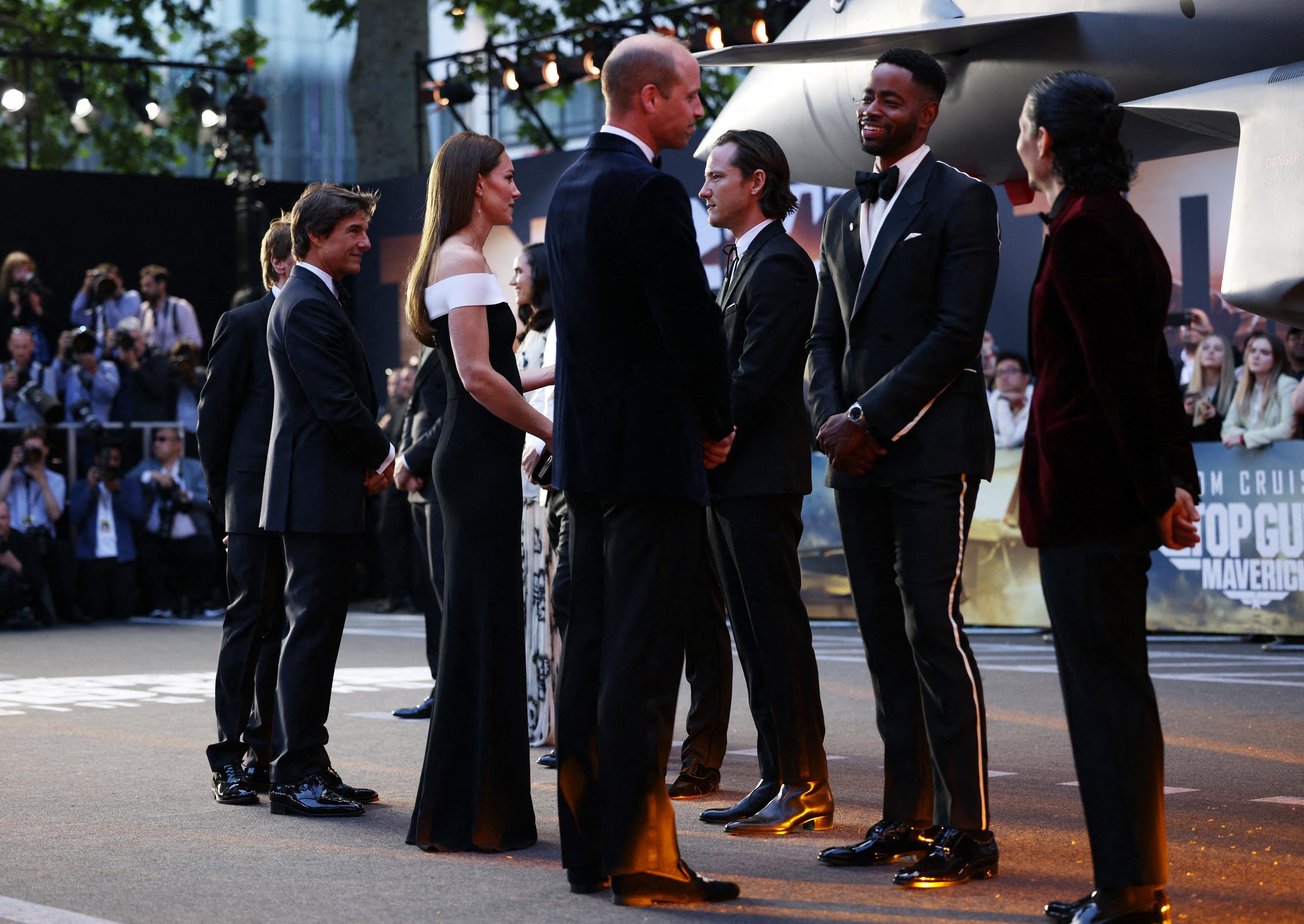 Gentleman, Tom Cruise donne sa main à Kate Middleton pour monter quelques marches sur le tapis rouge de &lt;i&gt;Top Gun : Maverick &lt;/i&gt;à Londres