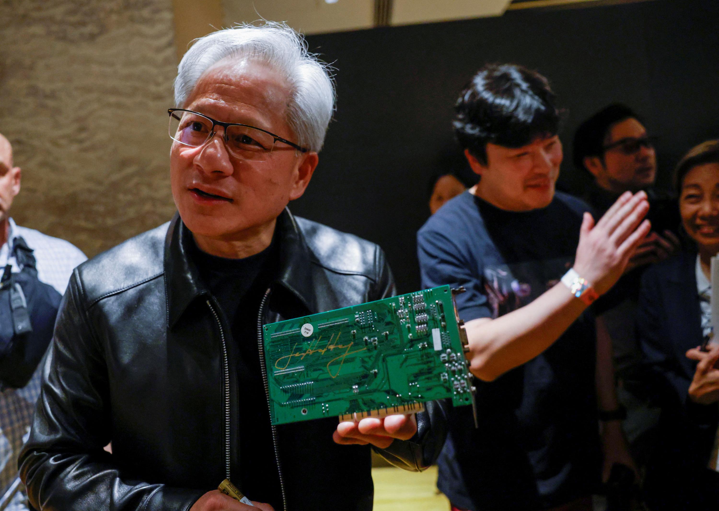 Une veste en cuir du patron de Nvidia, Jensen Huang, vendue 960.000 dollars aux enchères