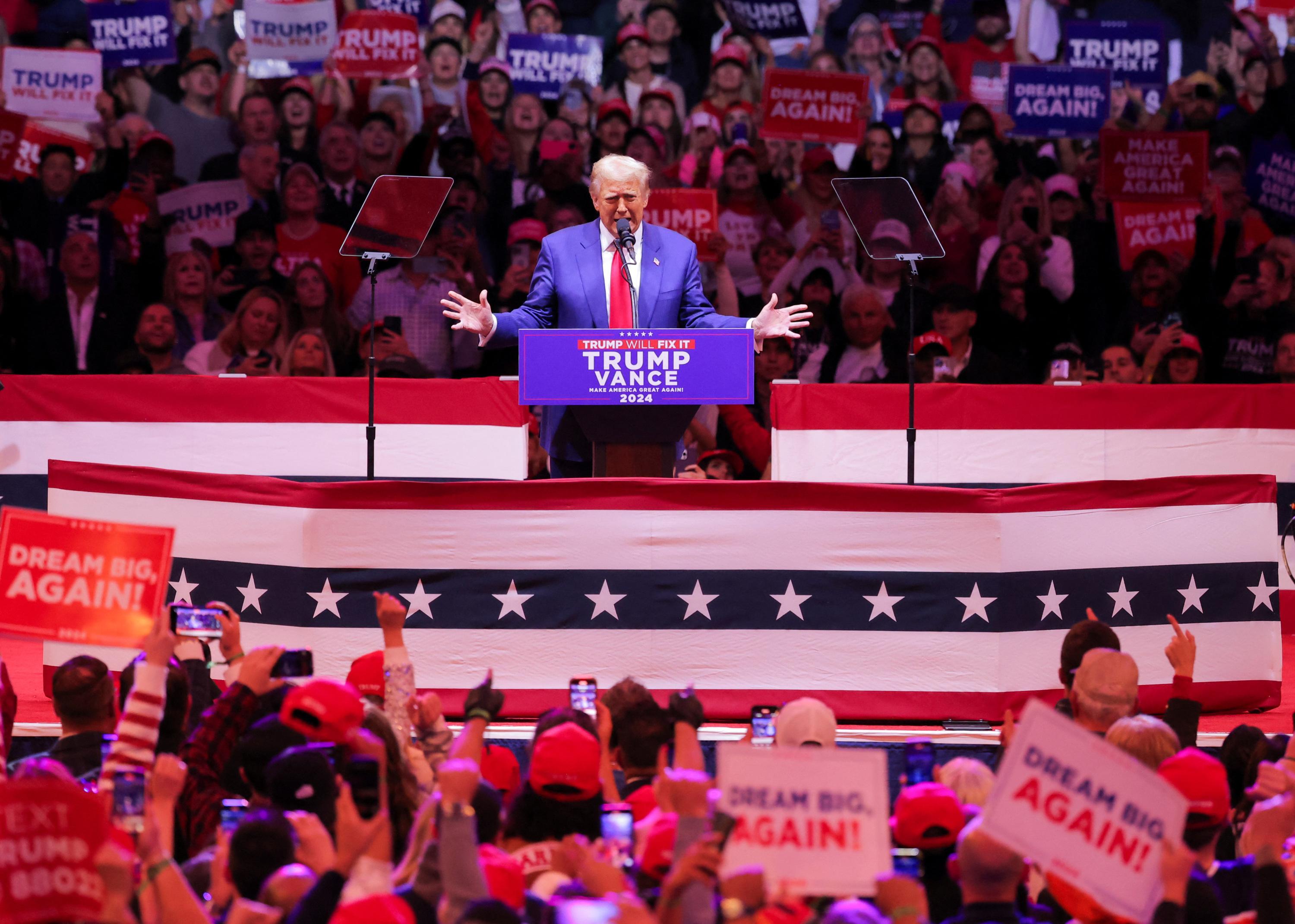 Insultes, racisme, crucifix... : le meeting de Trump à New York fait polémique