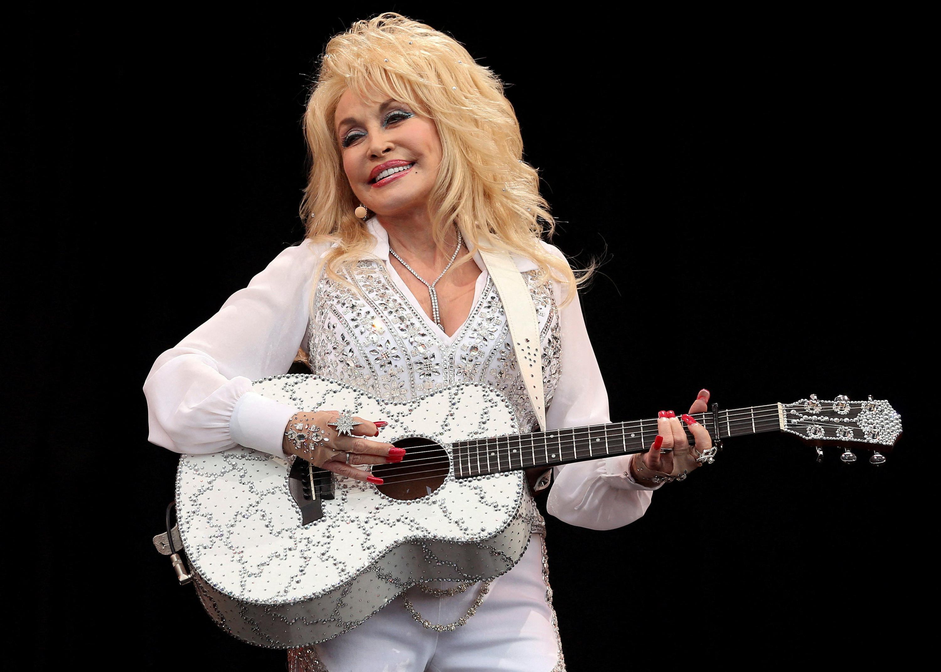 «Des vins faciles à boire, joyeux et pétillants» : Dolly Parton avait récemment lancé une collection de vins, dont une cuvée de rosé français