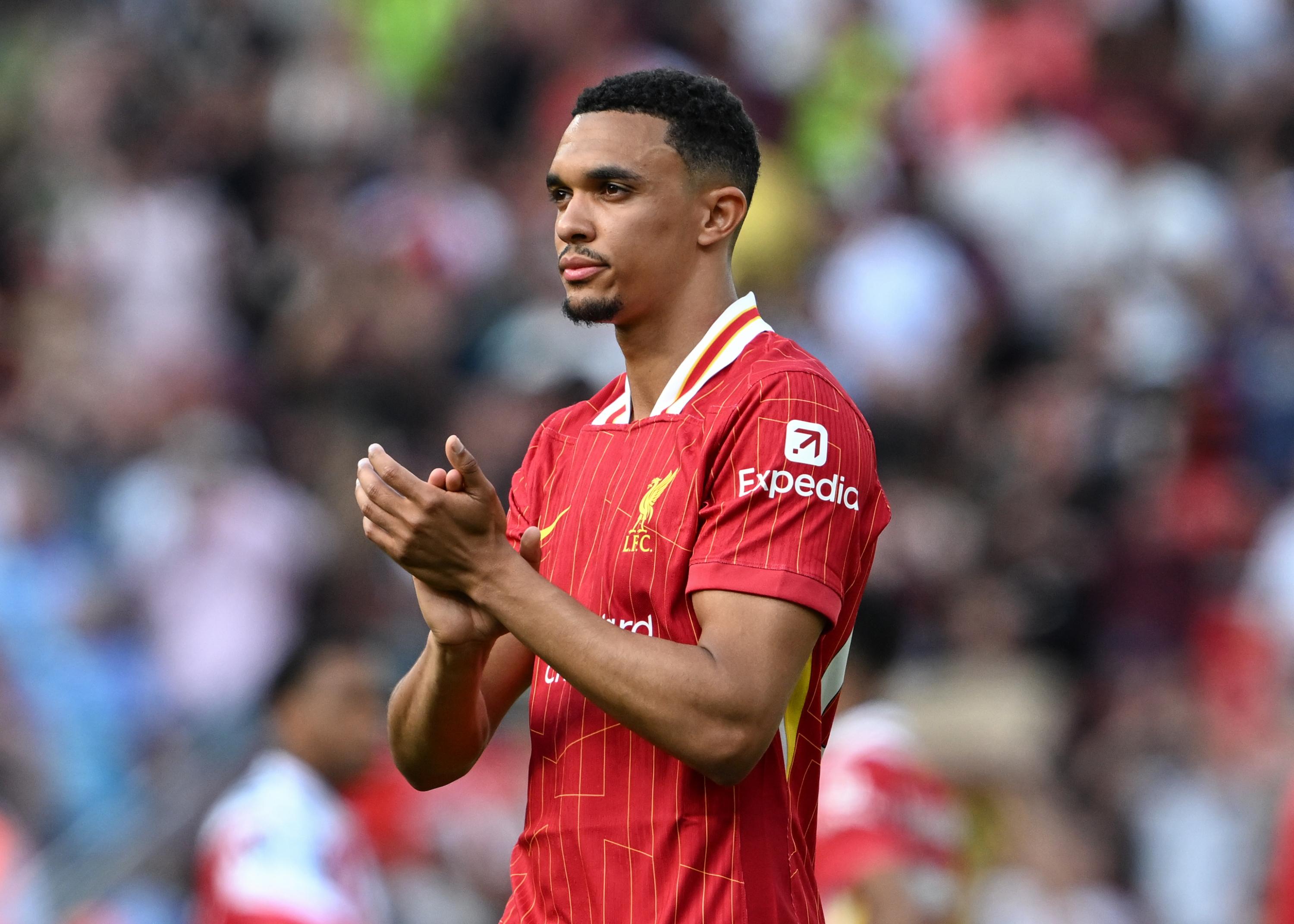 Premier League : Arne Slot n'a «pas encore décidé» si Alexander-Arnold jouera dimanche pour sa grande dernière avec Liverpool