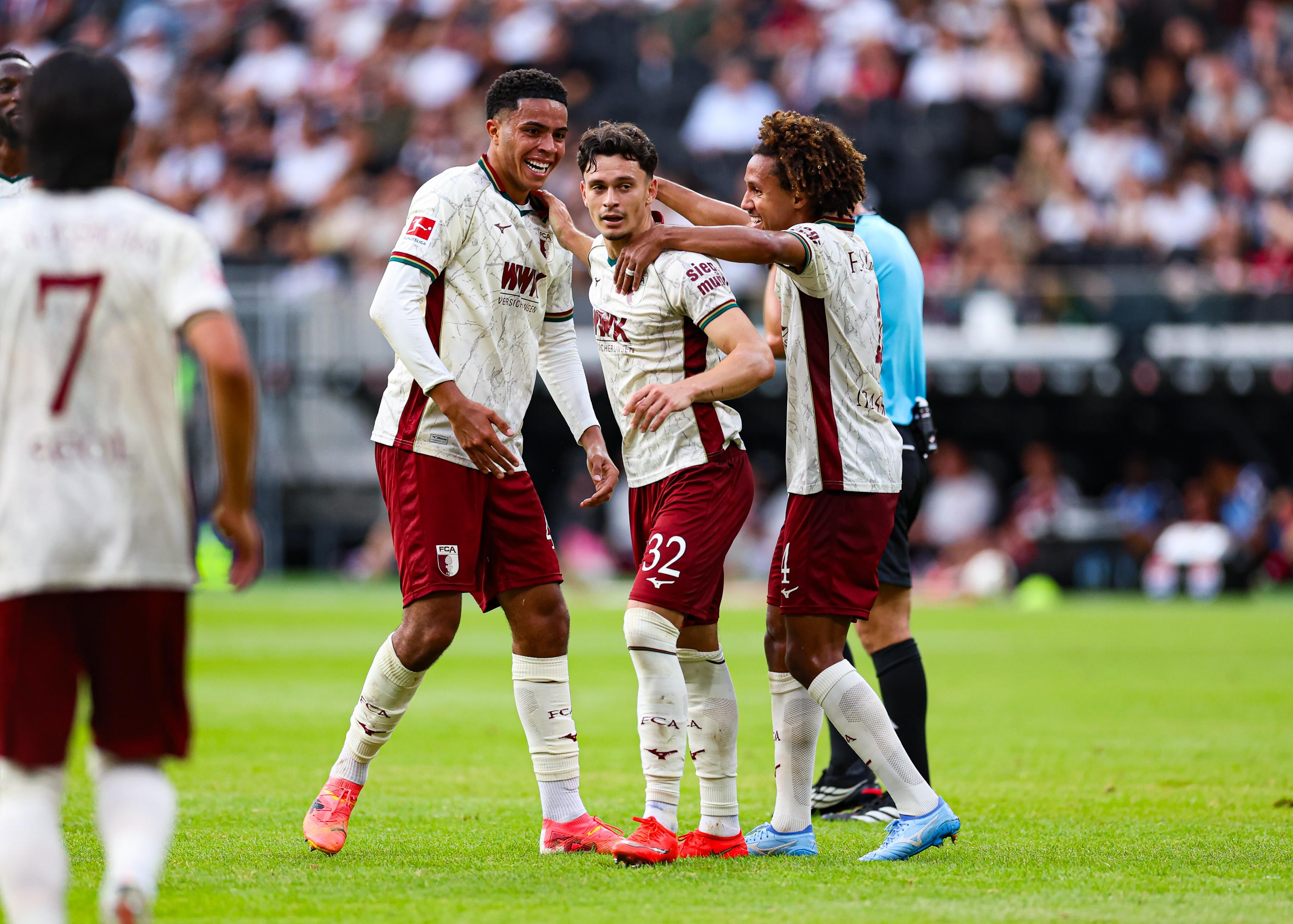 Bundesliga : pour la première fois de son histoire, Augsbourg prend la tête du championnat après son large succès contre Francfort
