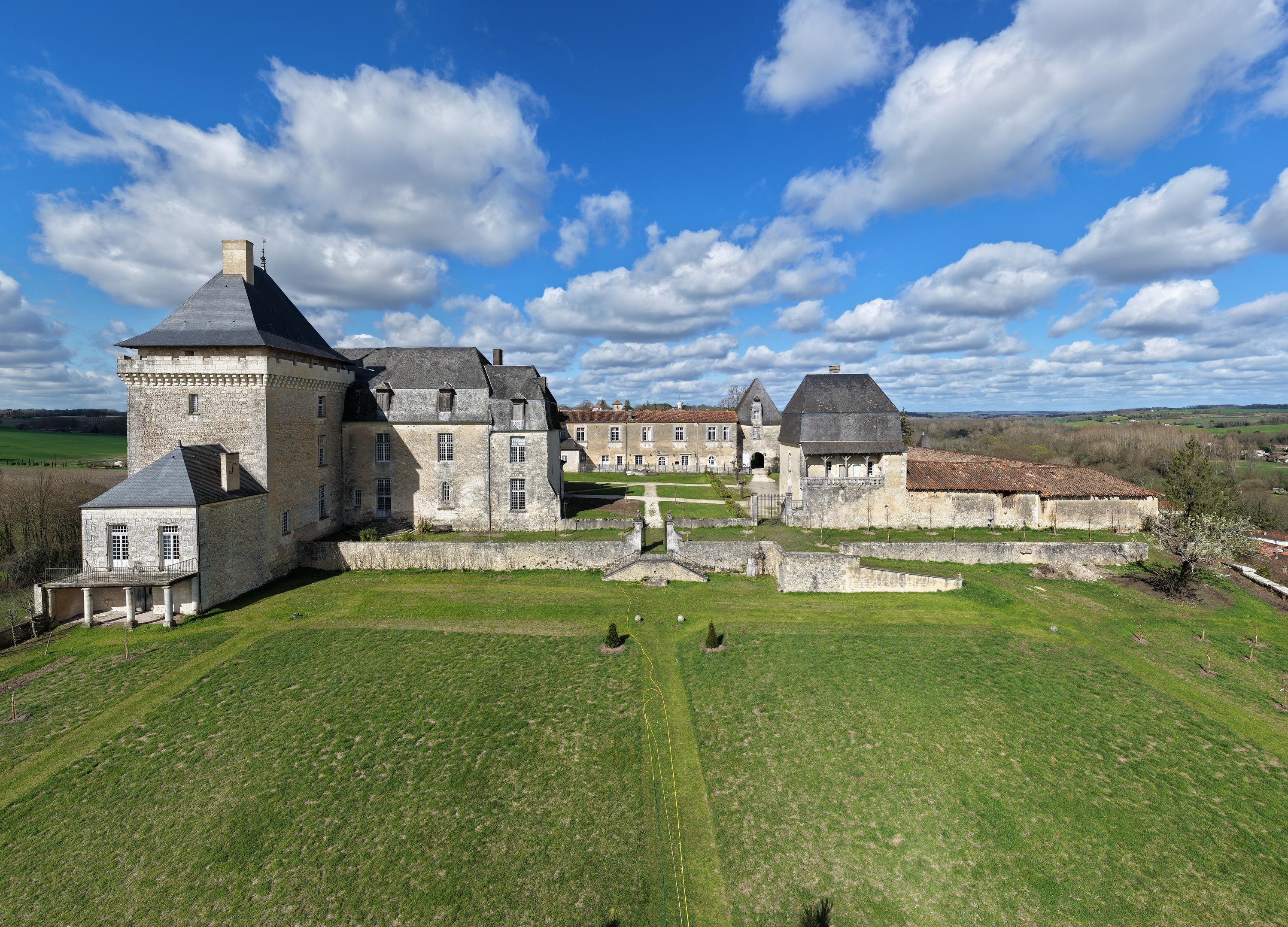 «Il aurait été dommage qu’il devienne un hôtel particulier» : le château de l’humoriste Yves Lecoq acheté par un couple et ses 5 enfants