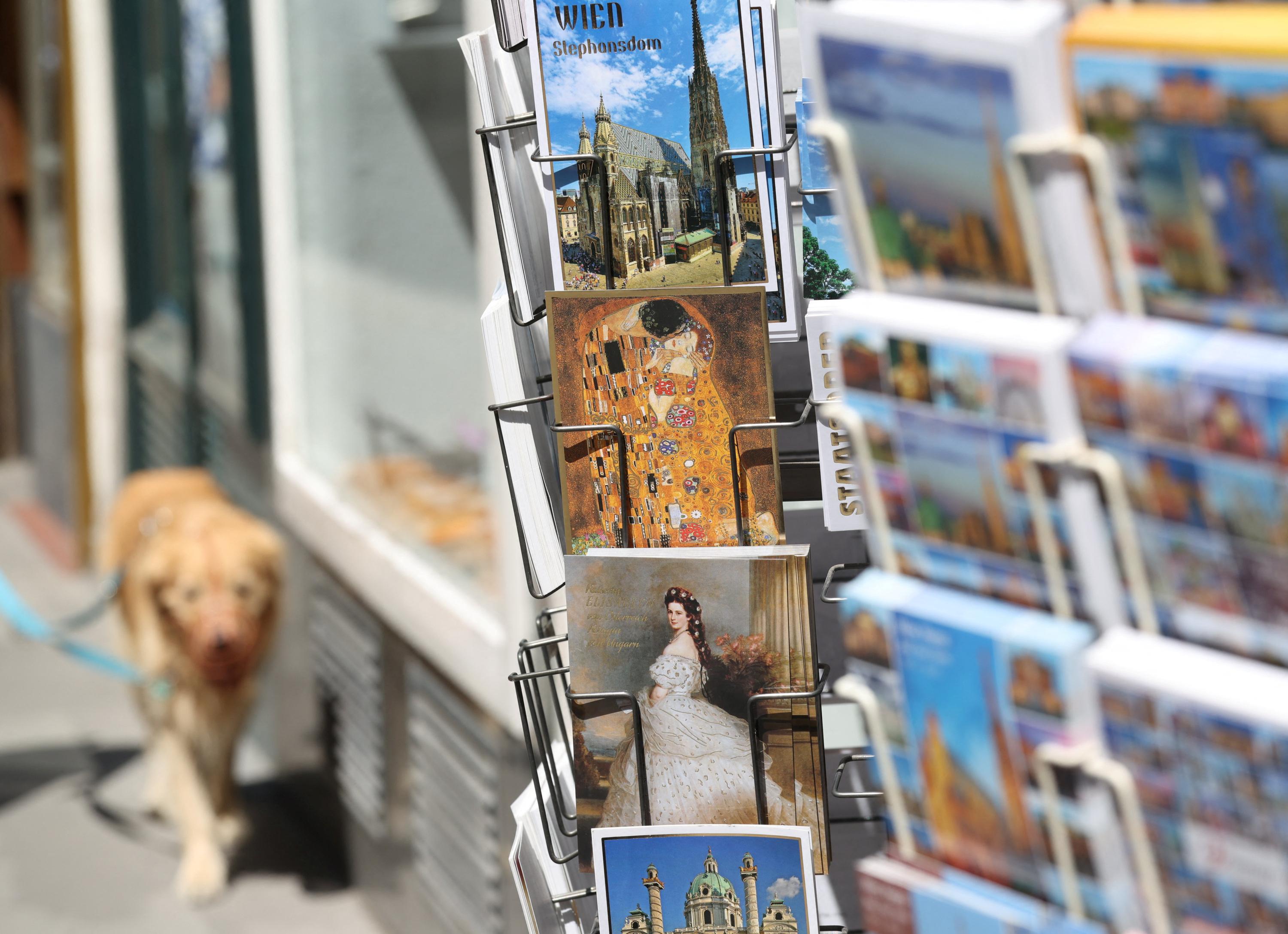 «Je l’associe aux vacances» : jugée désuète par certains, la carte postale fait de la résistance