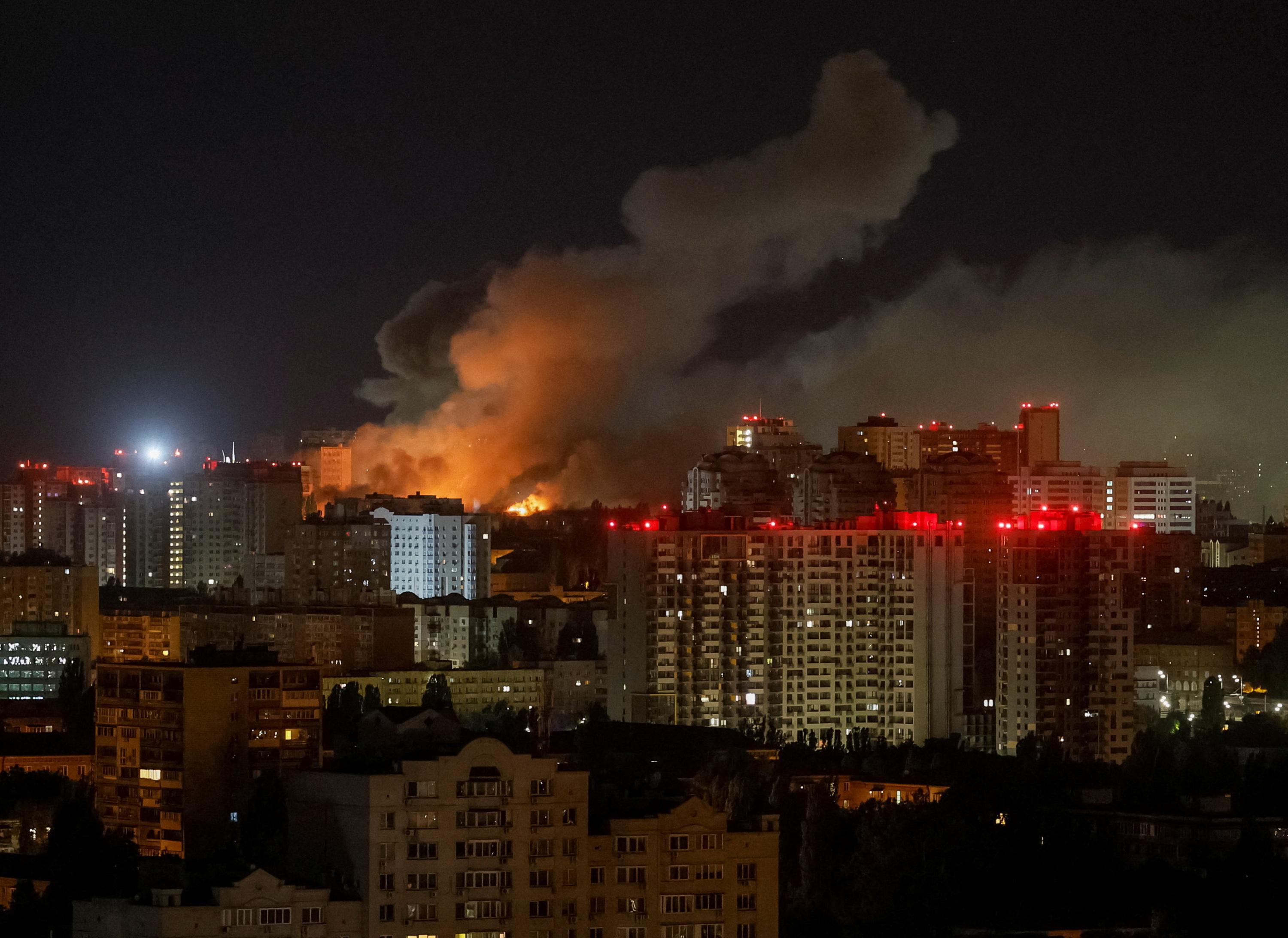 À Kiev, une nuit de bombardements massifs sur fond de crise politique