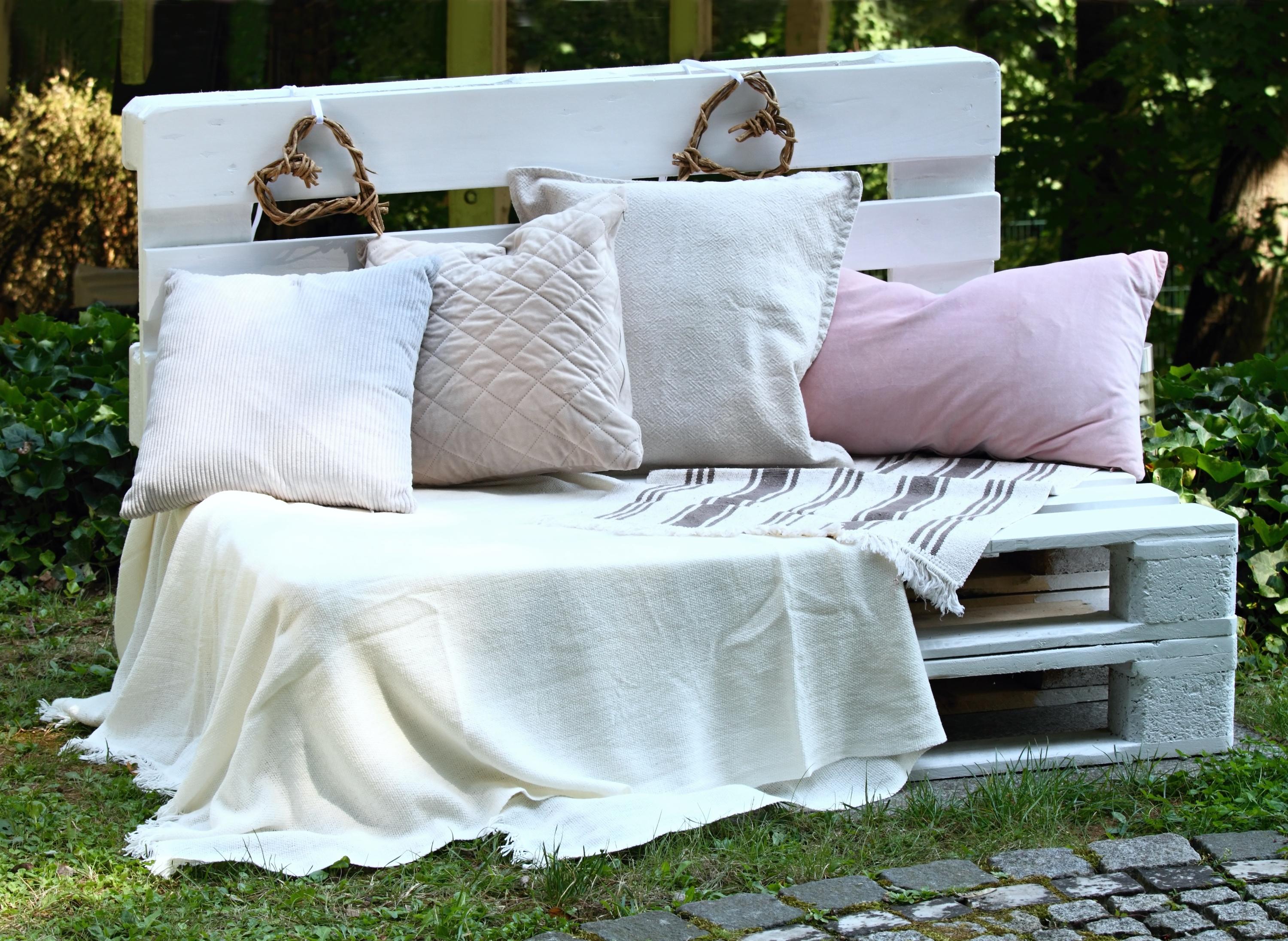 Ne jetez plus vos vieux draps : la tendance DIY qui sauvera votre espace extérieur cet été