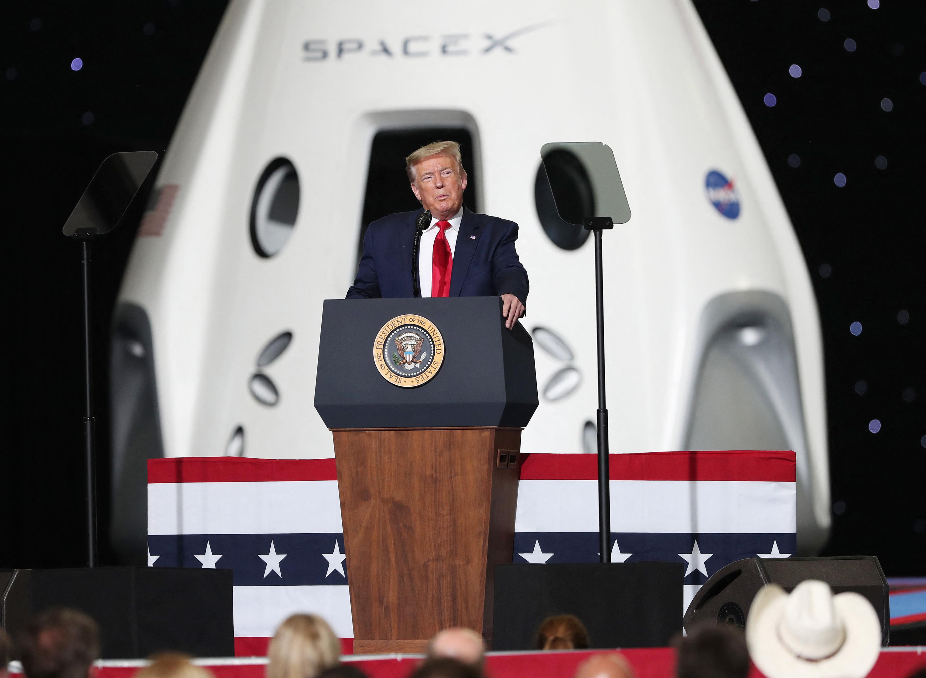 Retour sur la Lune, soutien de Buzz Aldrin, liens avec Elon Musk... Pourquoi Donald Trump mise sur le rêve spatial américain