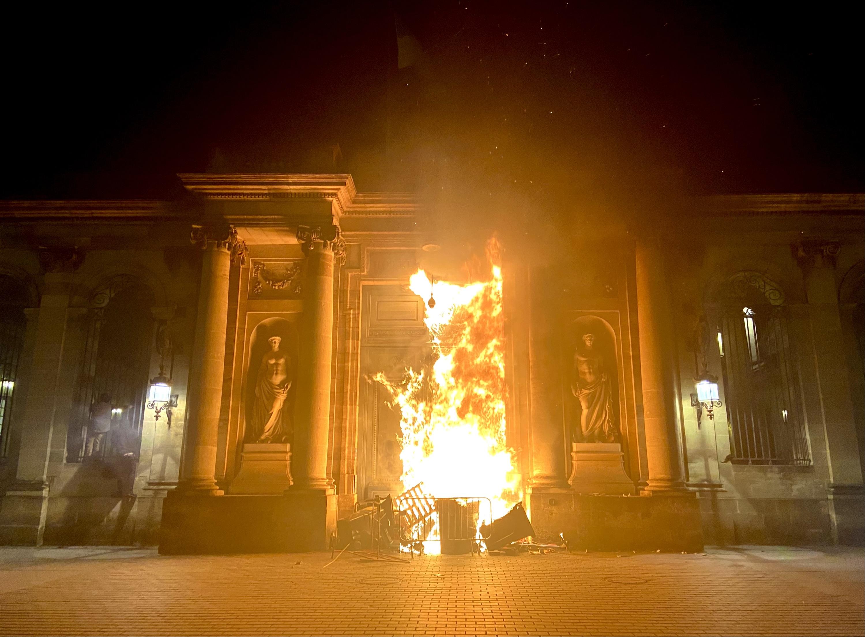 Visite au cœur du chantier de l’enceinte de la porte de la mairie de Bordeaux, un an et demi après son incendie