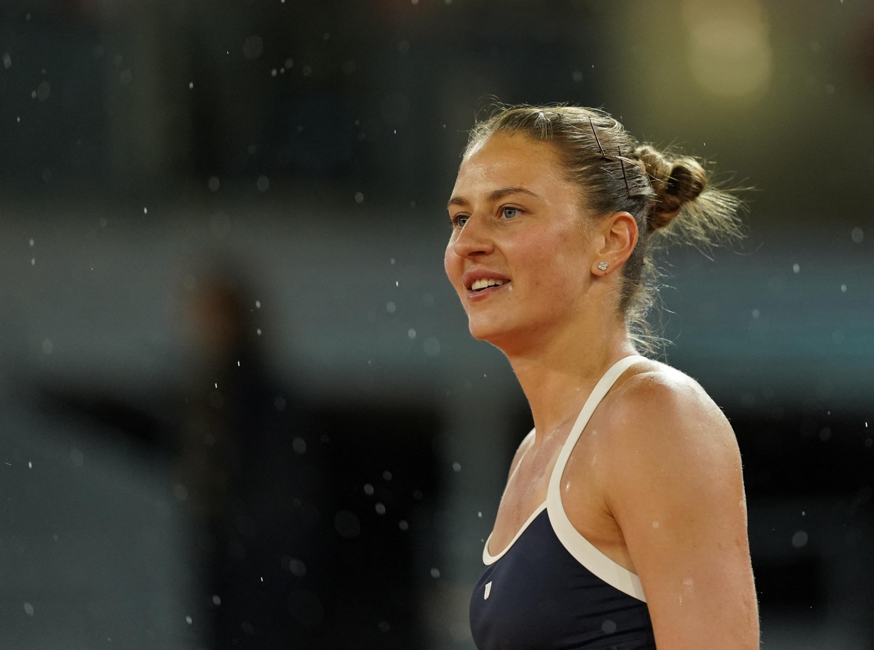 Tennis : l’Ukrainienne Kostyuk serre la main de la Russe Kasatkina au tournoi de Rome