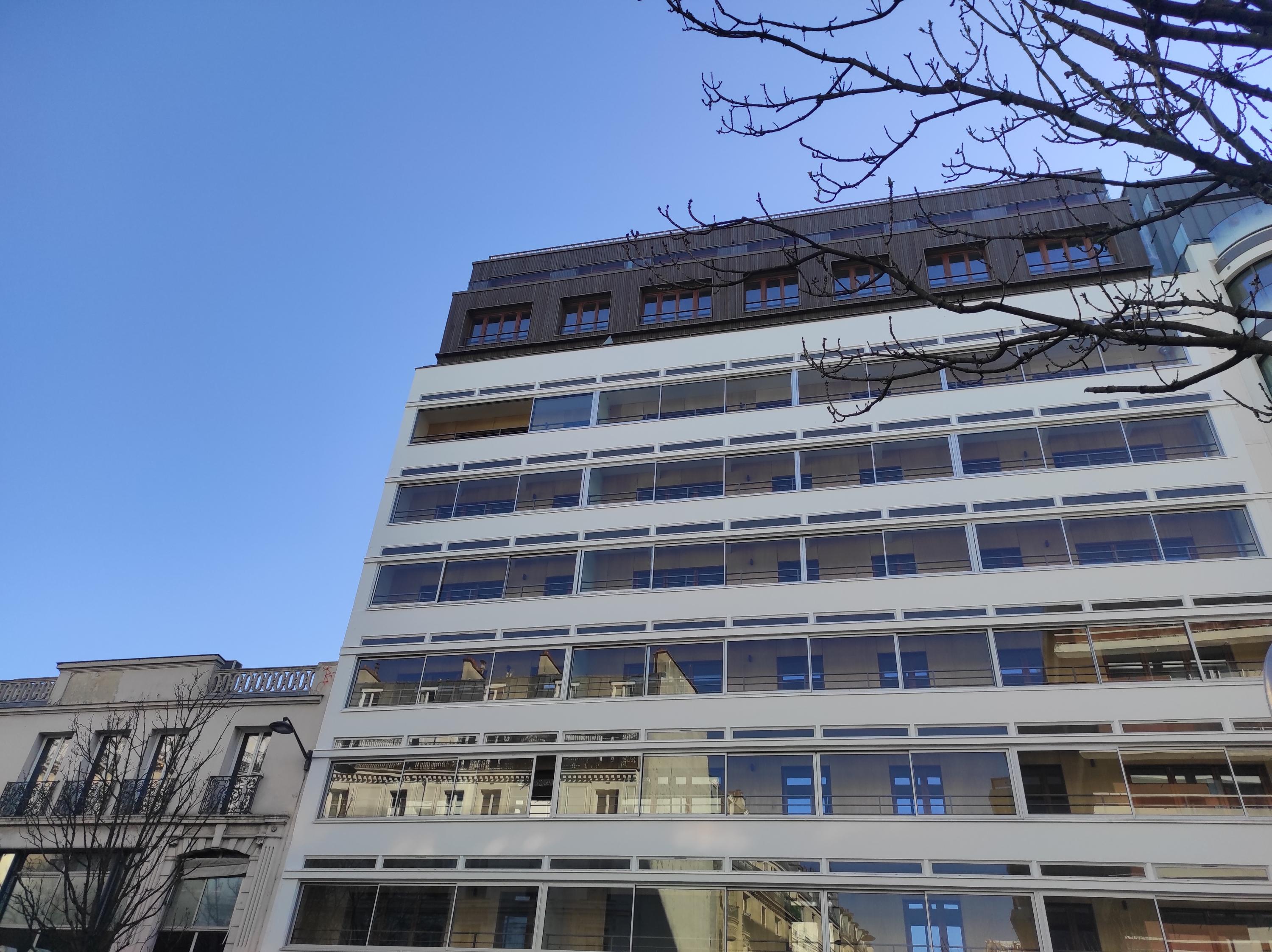 Cette étonnante double façade offre des jardins d’hiver dans un ancien garage Peugeot