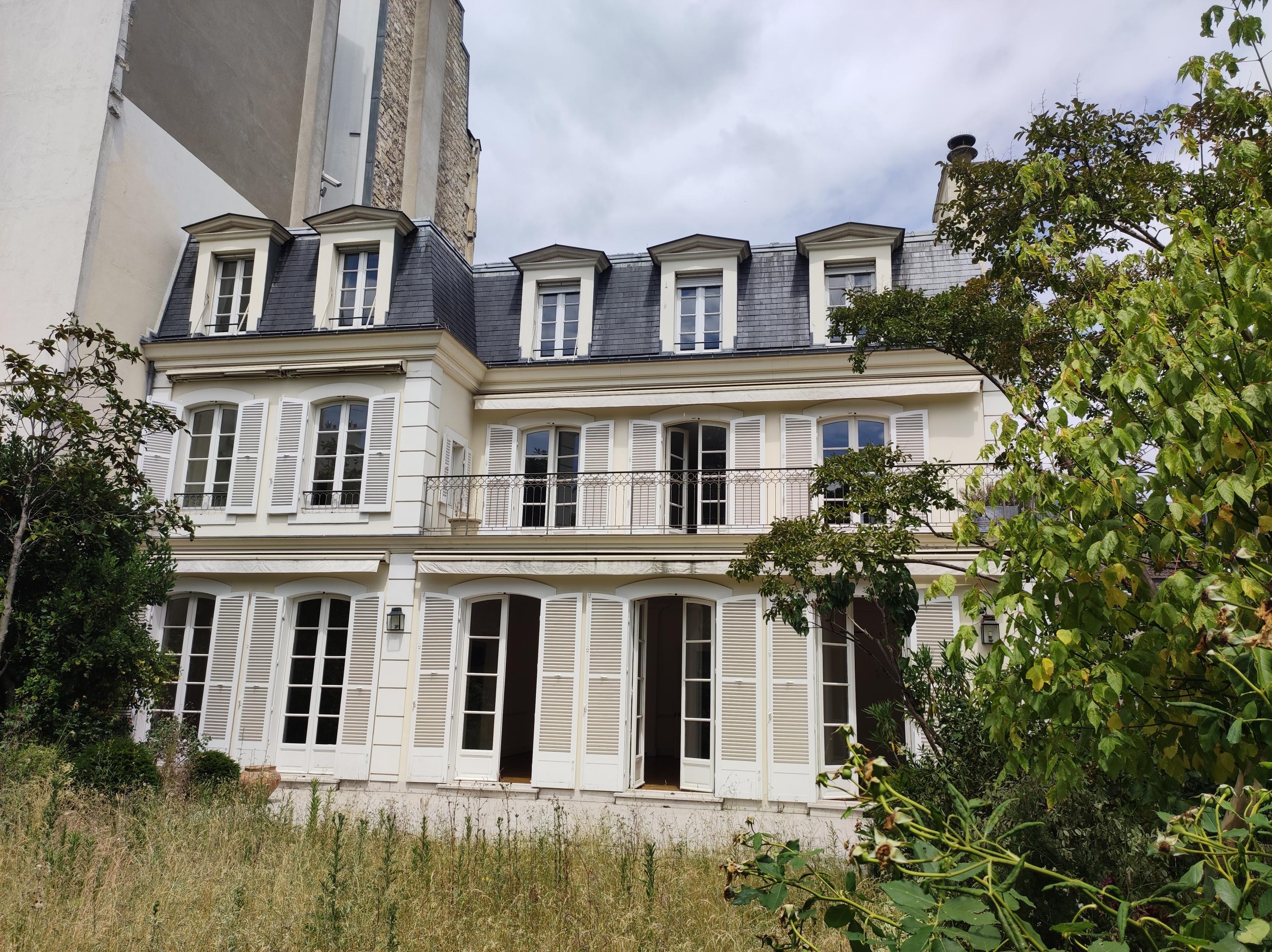 La bâtisse a appartenu au réalisateur Henri Verneuil.