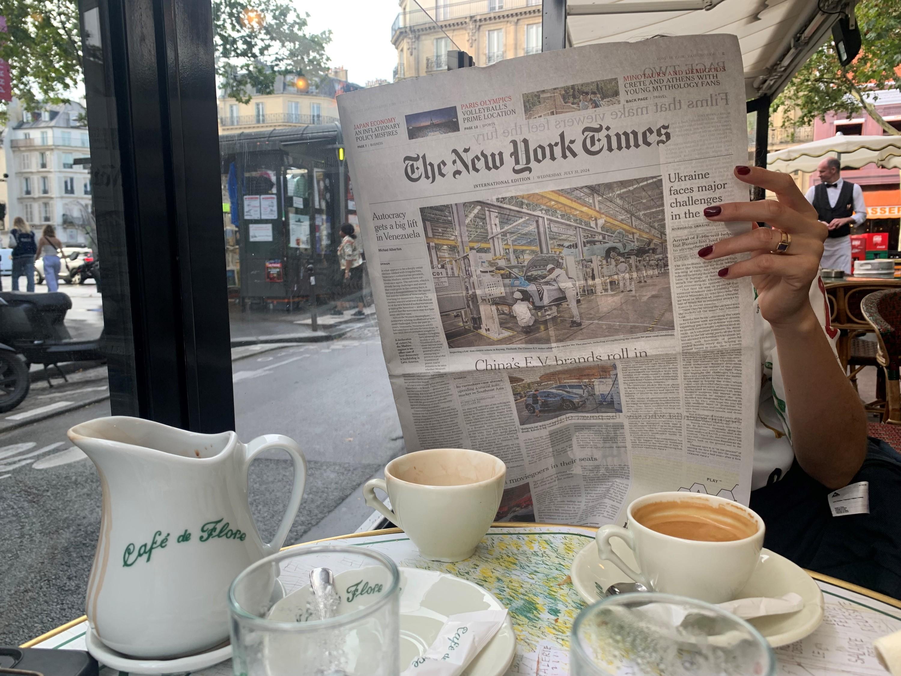 Tour-Eiffel et «croissante» au beurre, la piétonne de Paris se prend pour une touriste