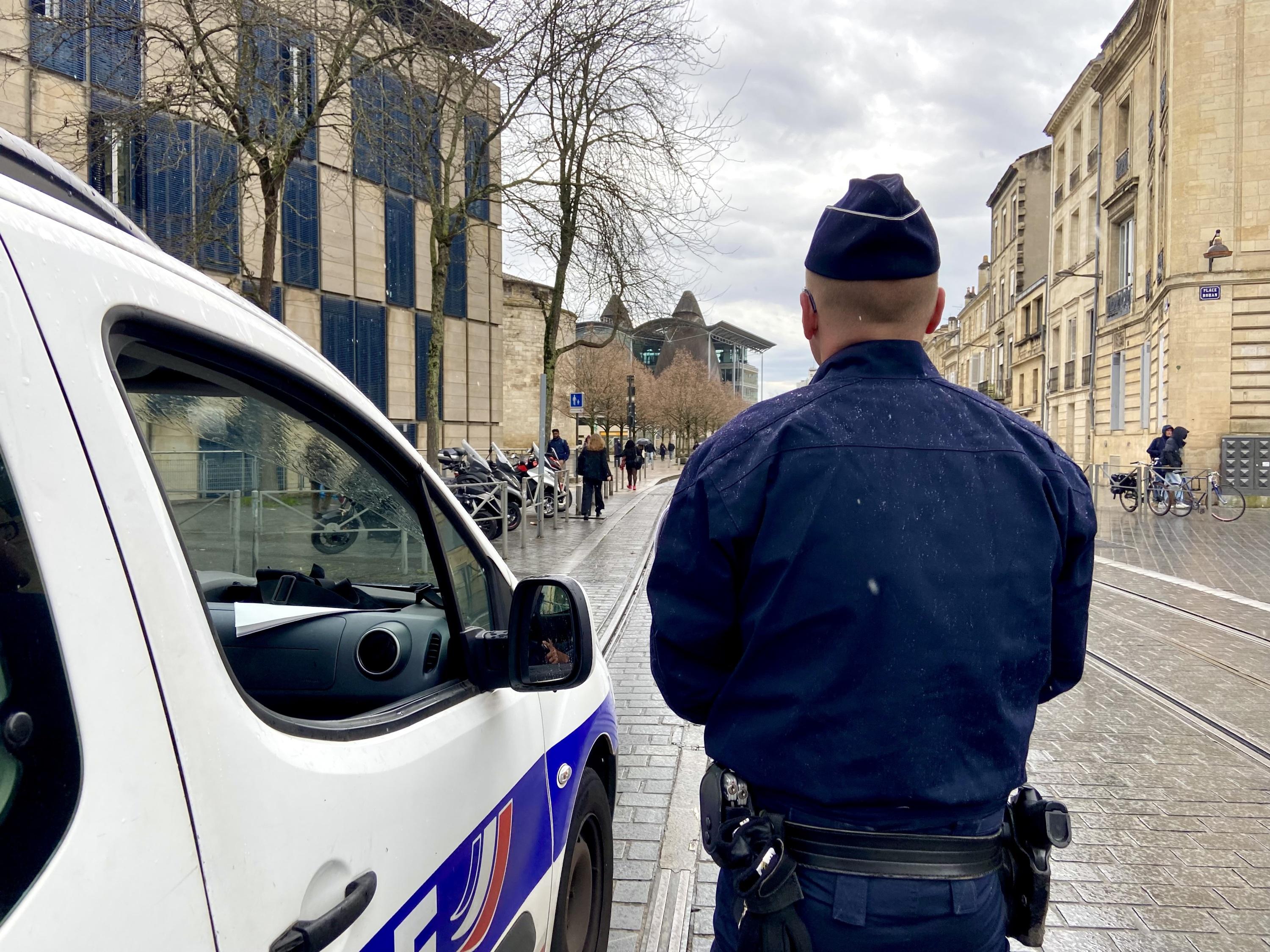 À Bordeaux, un jeune homme blessé au couteau pendant une bagarre nocturne