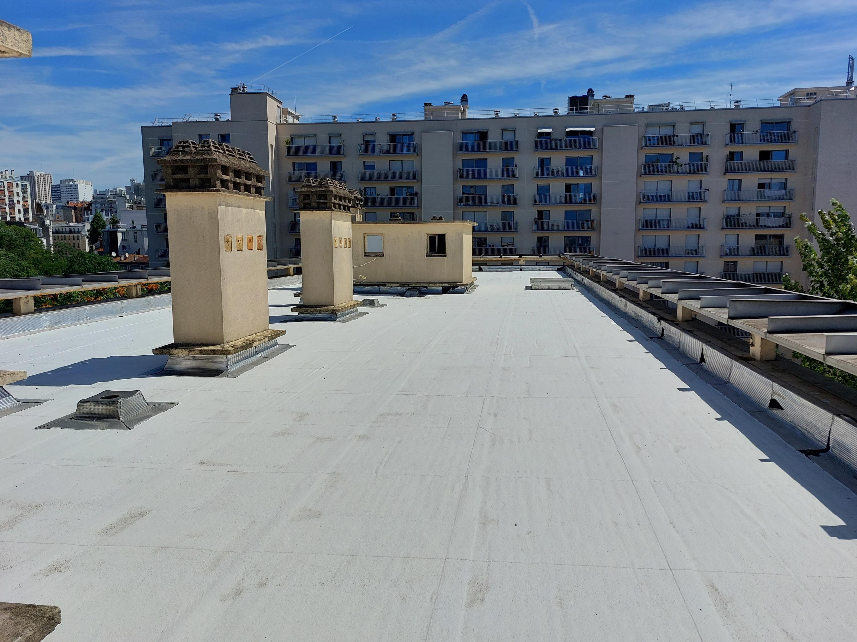 Vue du toit-terrasse repeint en blanc dans le 20<sup>e</sup> arrondissement de Paris par Paris Habitat.