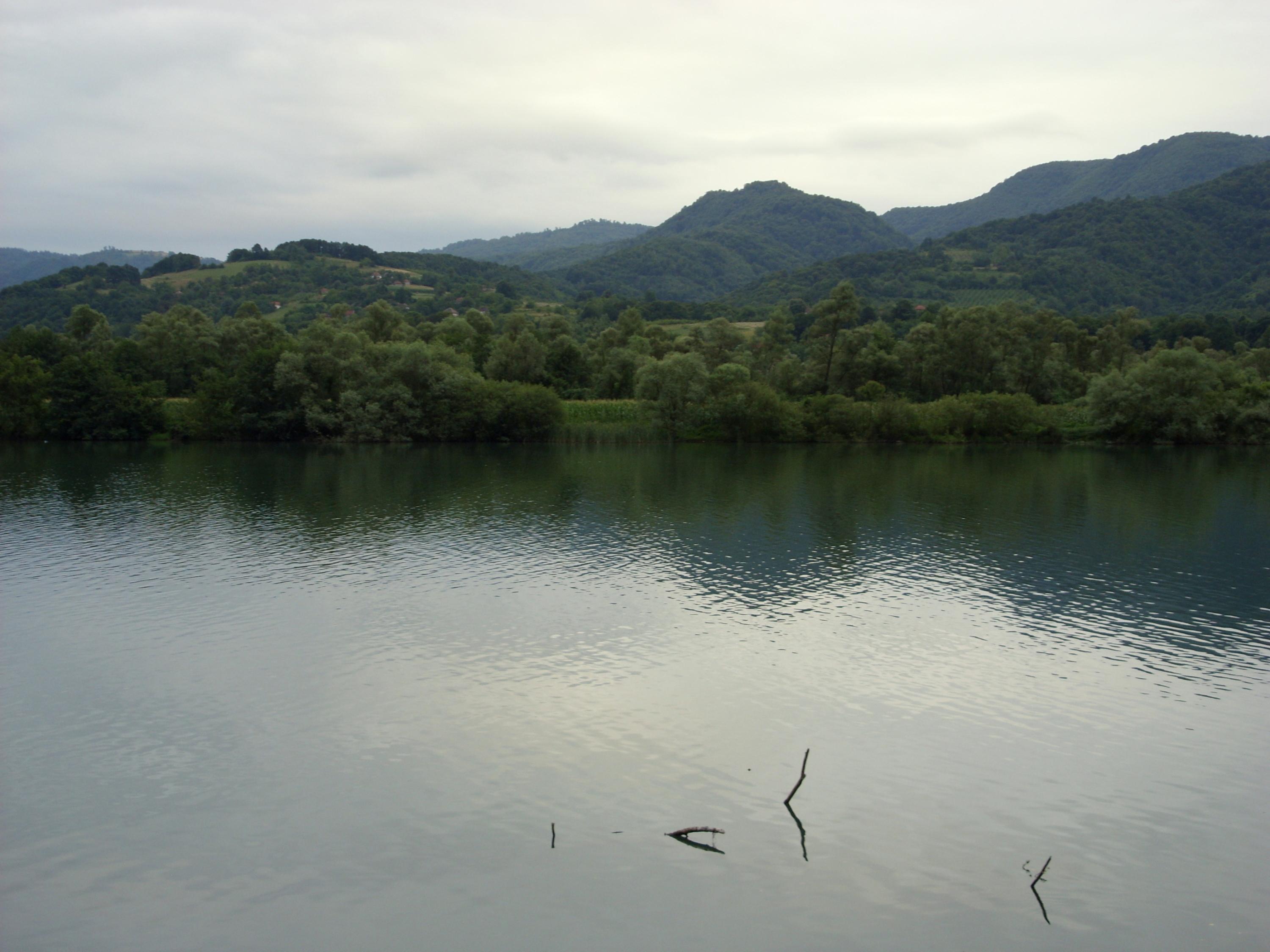 Balkans : quatre corps retrouvés après le naufrage d'un bateau de migrants sur une rivière entre la Serbie et la Bosnie