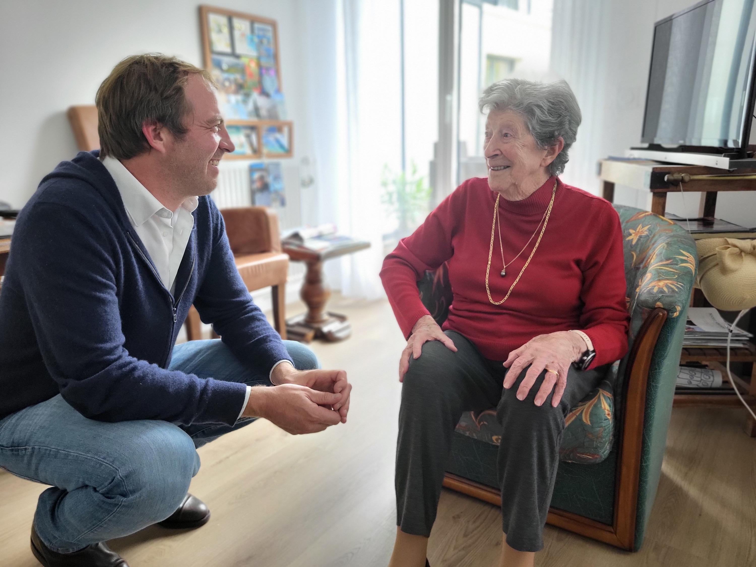 Simonne, 99 ans, le vendredi 18 octobre, dans son studio de Saint-Cloud, en pleine discussion avec le patron de Cosima, Maxence Petit.