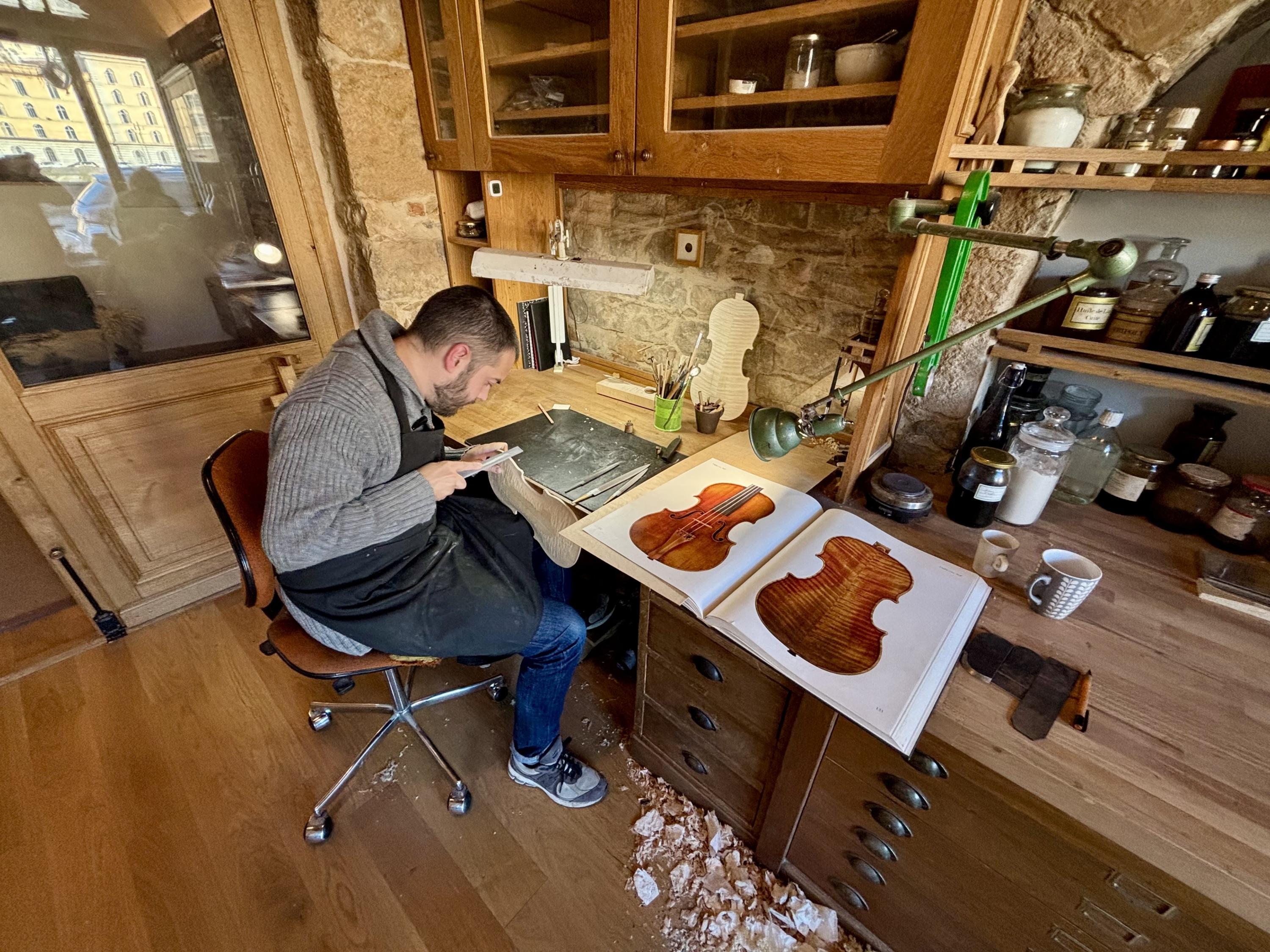 Dans l’atelier de ce luthier lyonnais prisé des plus grands violonistes mondiaux