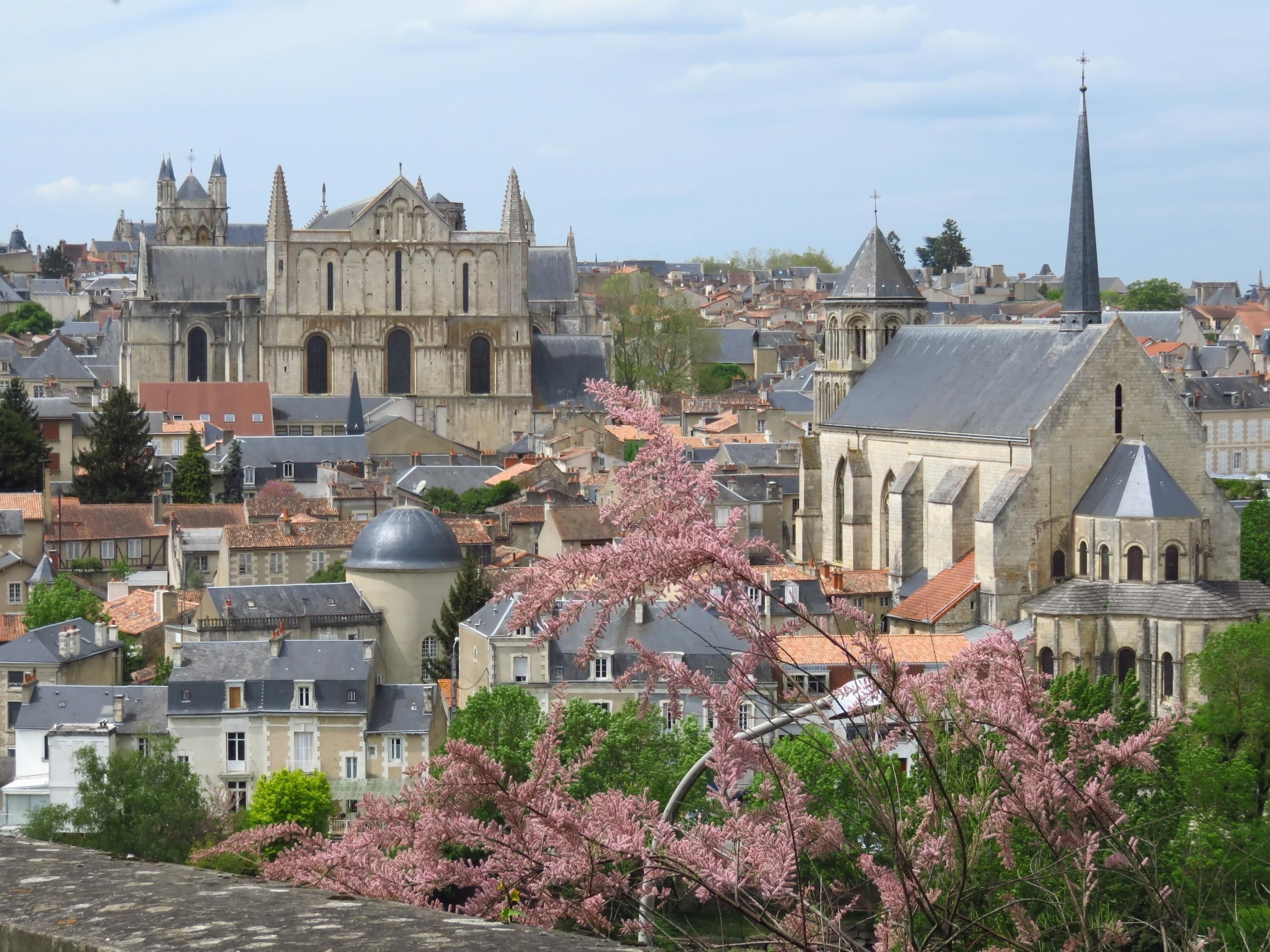 Poitiers : un suspect déféré après l'incendie d'une église classée à l'Unesco