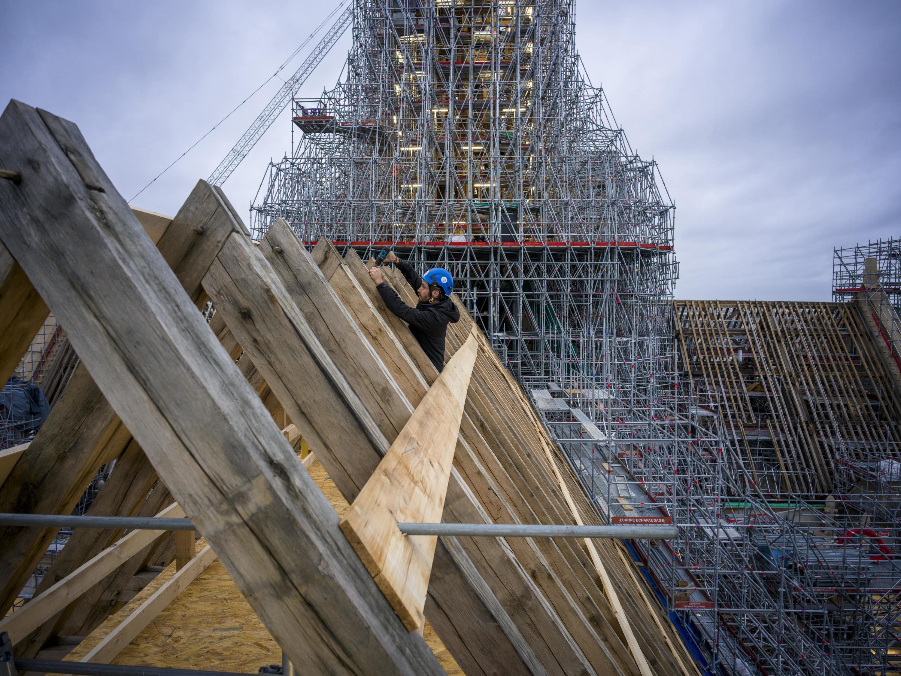 1000 pièces de bois, des centaines d’artisans… L’épopée de la reconstitution de la charpente de Notre-Dame de Paris