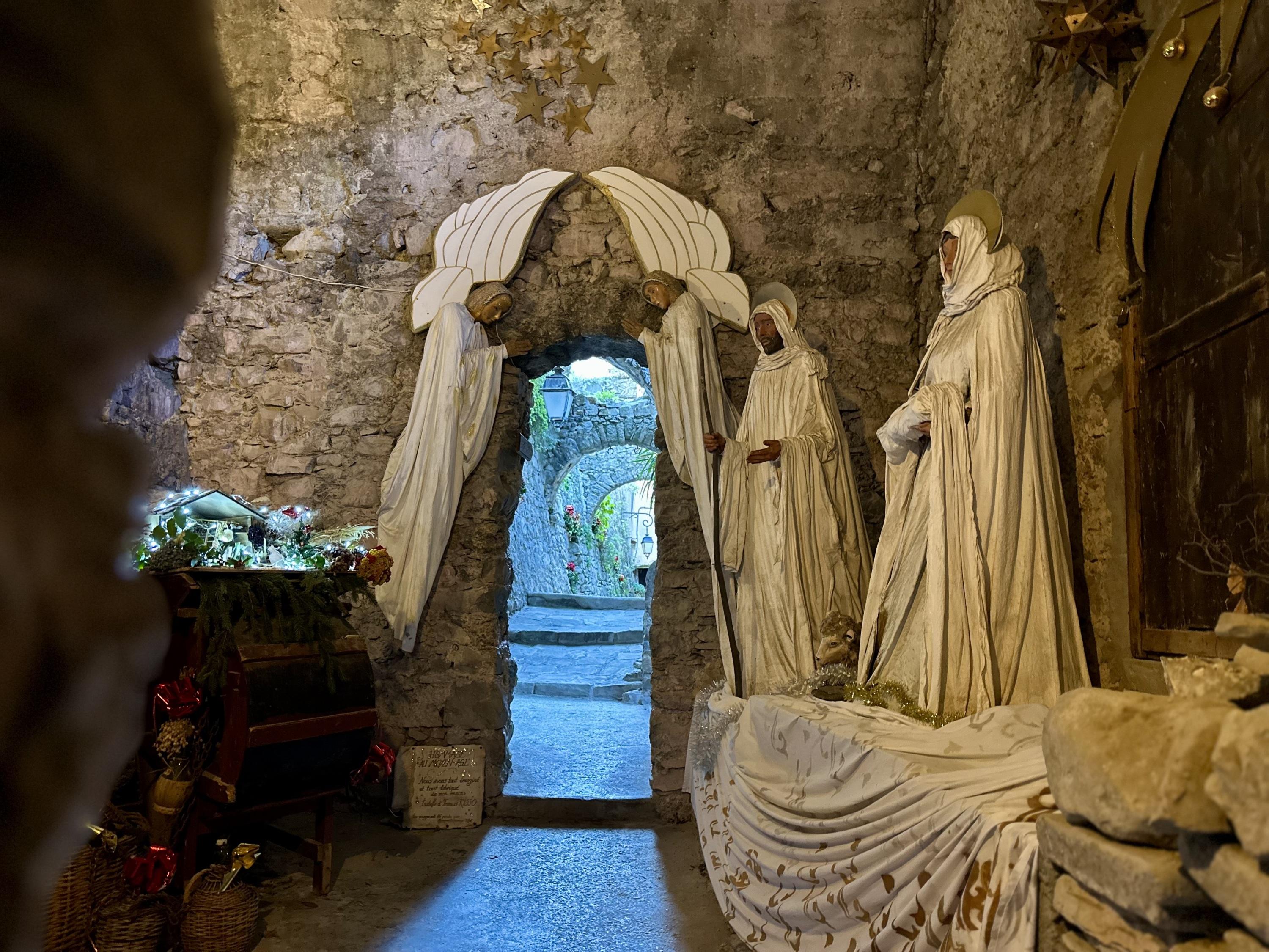 On est en droit de défendre nos racines chrétiennes : bienvenue à Lucéram, le village provençal aux 450 crèches de Noël