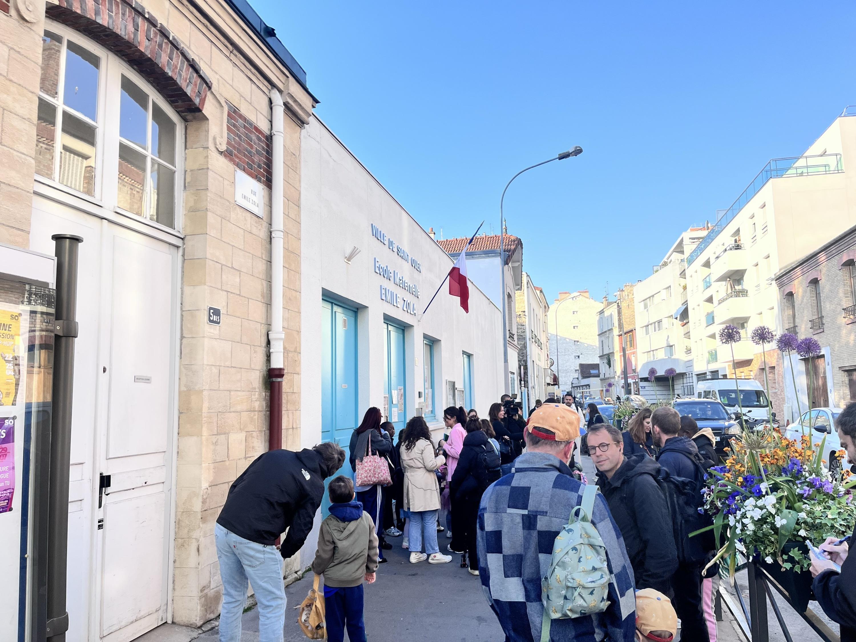 Ici, ma fille ne risque pas de ramasser des trucs par terre : à Saint-Ouen, les élèves délocalisés à cause du deal font leur rentrée