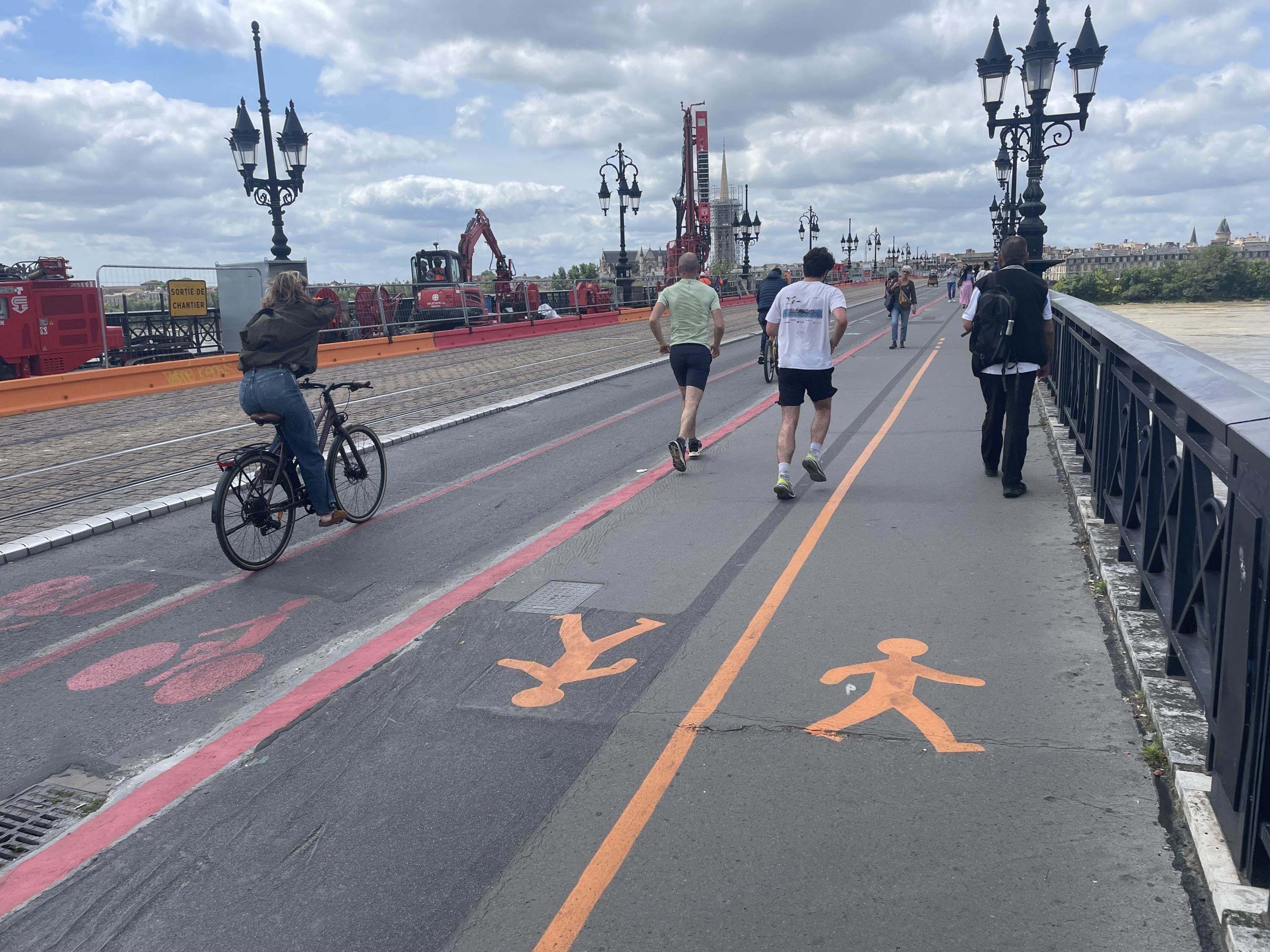 Bordeaux : sur le pont de pierre en travaux, la cohabitation tendue entre vélos, trottinettes et piétons
