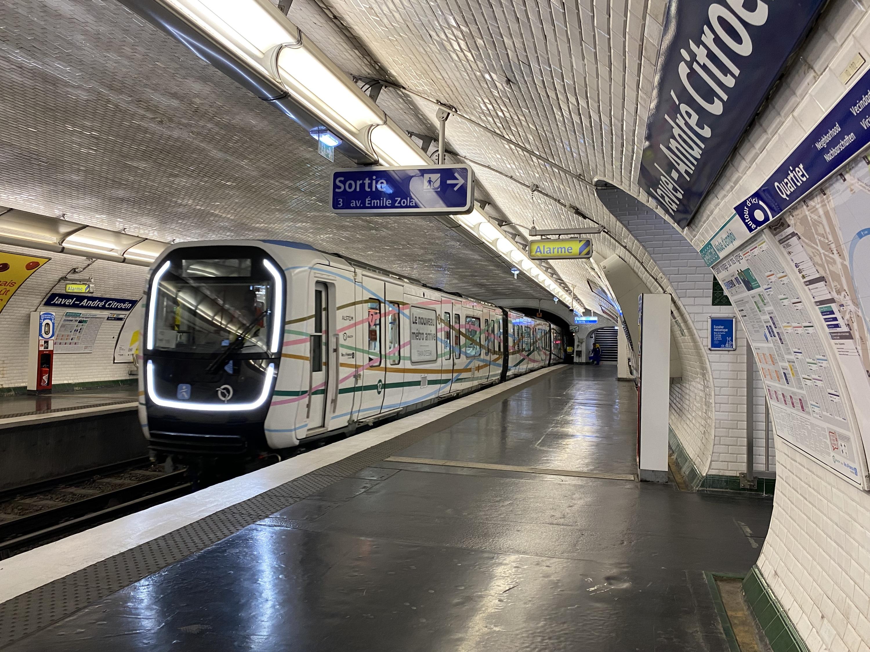 Fausse panne, remorquage, coups de marteau... Dans les coulisses des essais nocturnes des futurs métros parisiens