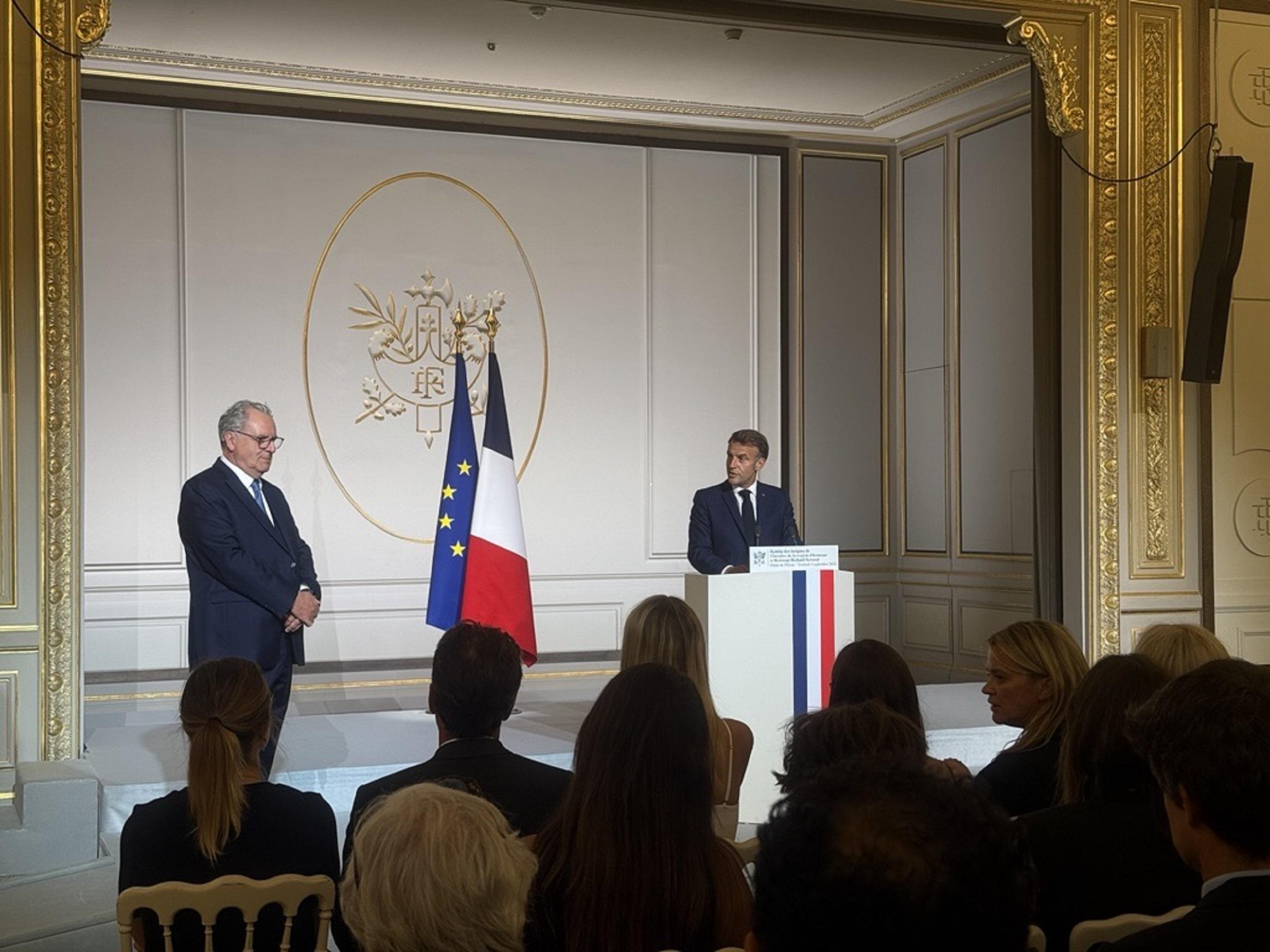 "Richard Ferrand: il presidente dell'Assemblea Nazionale francese insignito della Legion d'Onore da Emmanuel Macron"