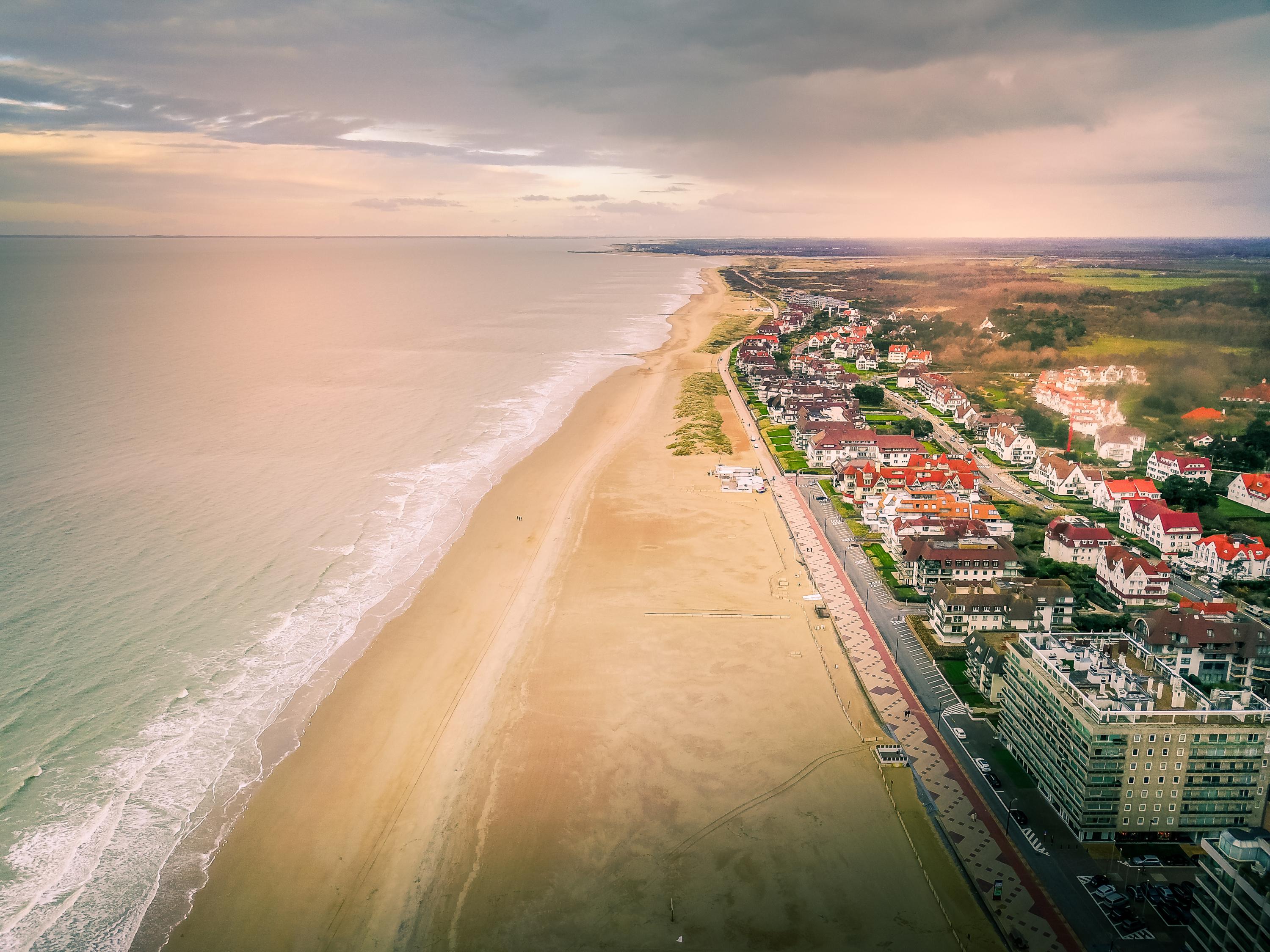 Vue aérienne de la mer du Nord et des immeubles bordant la côte de la très chic station belge de Knokke-le-Zoute.
