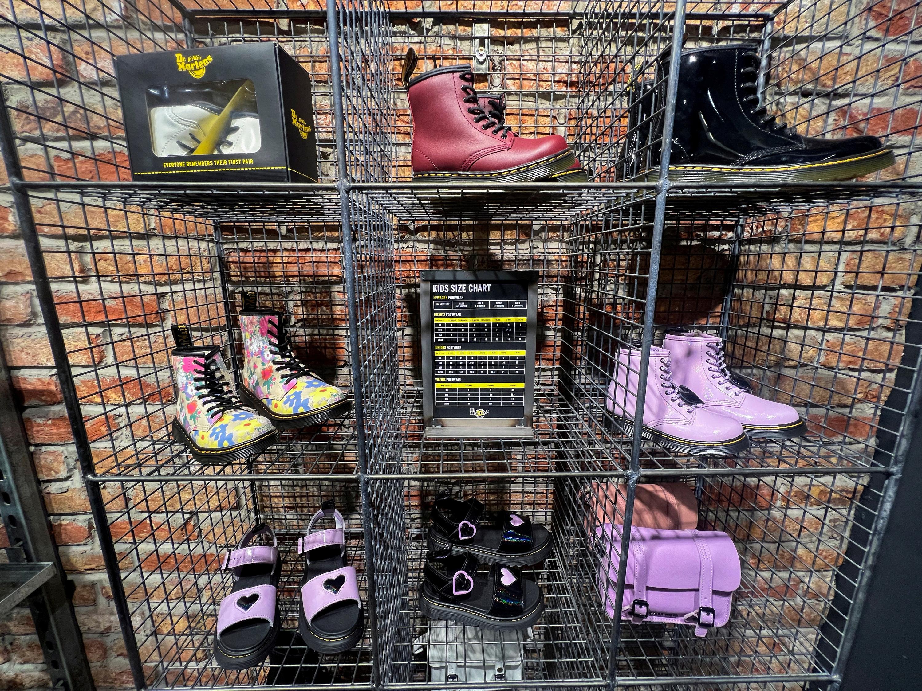 Dr. Martens plonge à la Bourse de Londres, plombé par les droits de douane américains