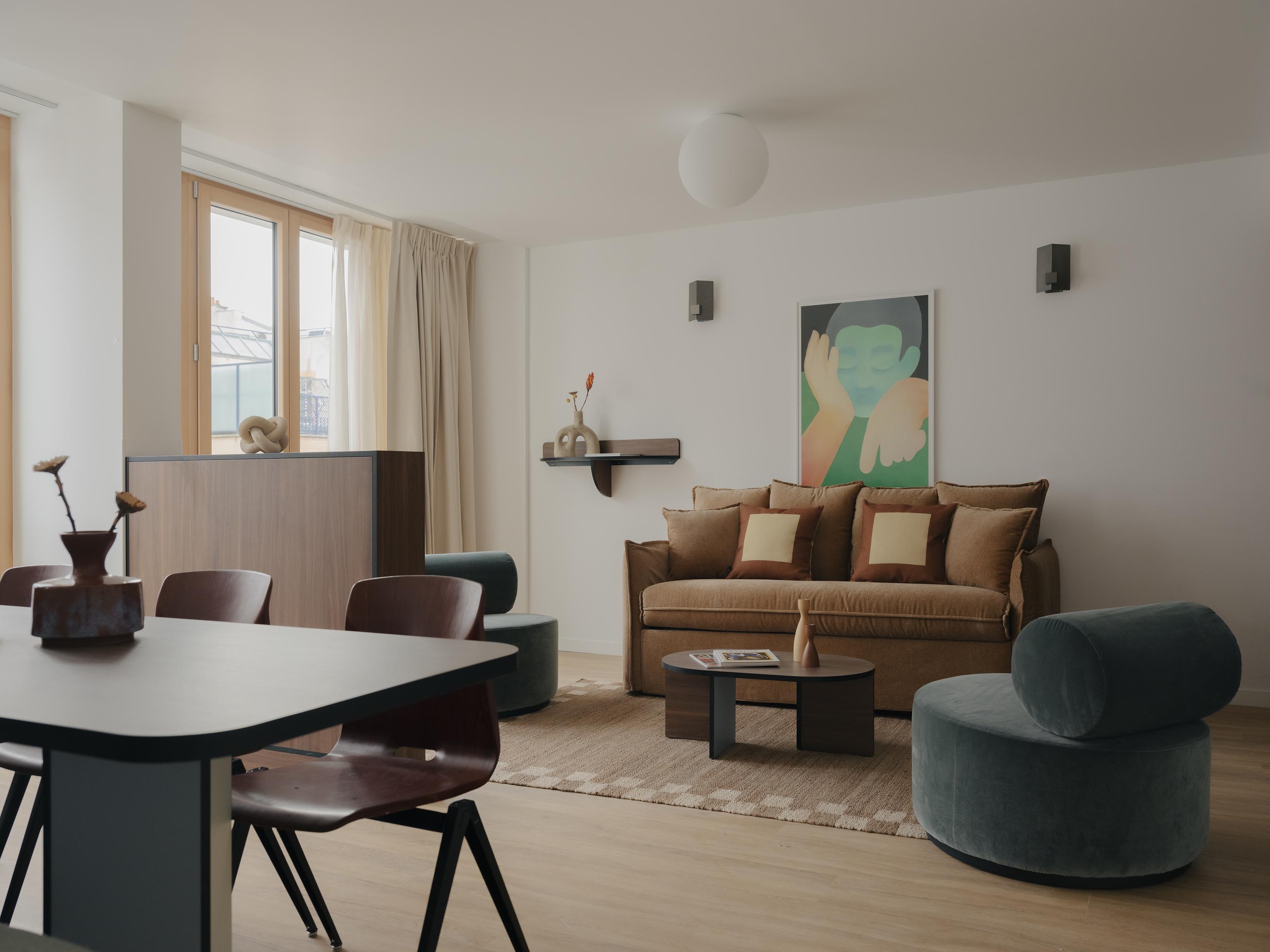 Le salon et le coin salle à manger d’un des apparthôtels de la résidence du Hameau situé dans le 15e arrondissement de Paris et créé par Edgar suites.