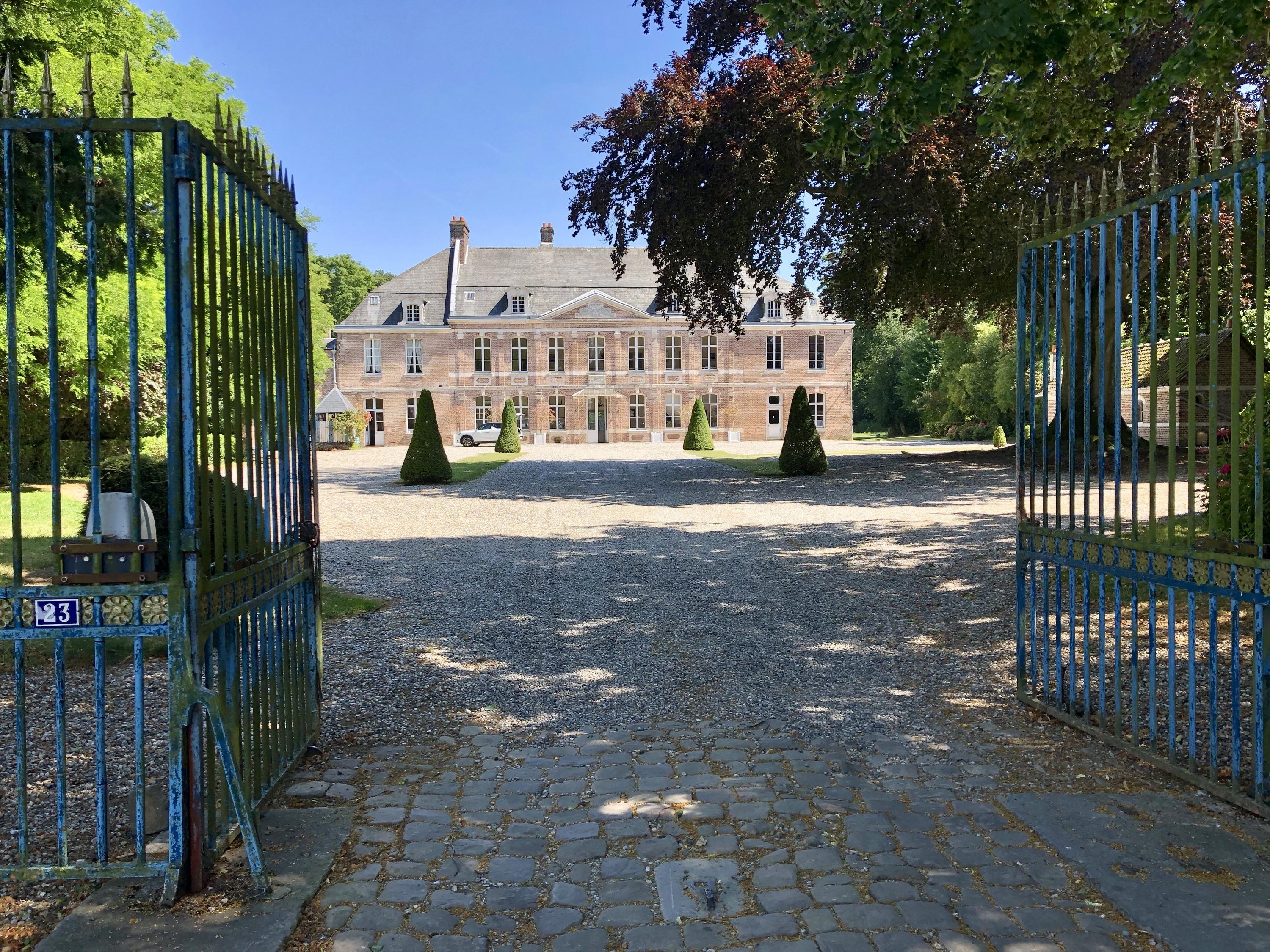 Le château a été la propriété du marquis de Rambures et d’Augustin Debray, maire d’Amiens sous Napoléon Bonaparte.