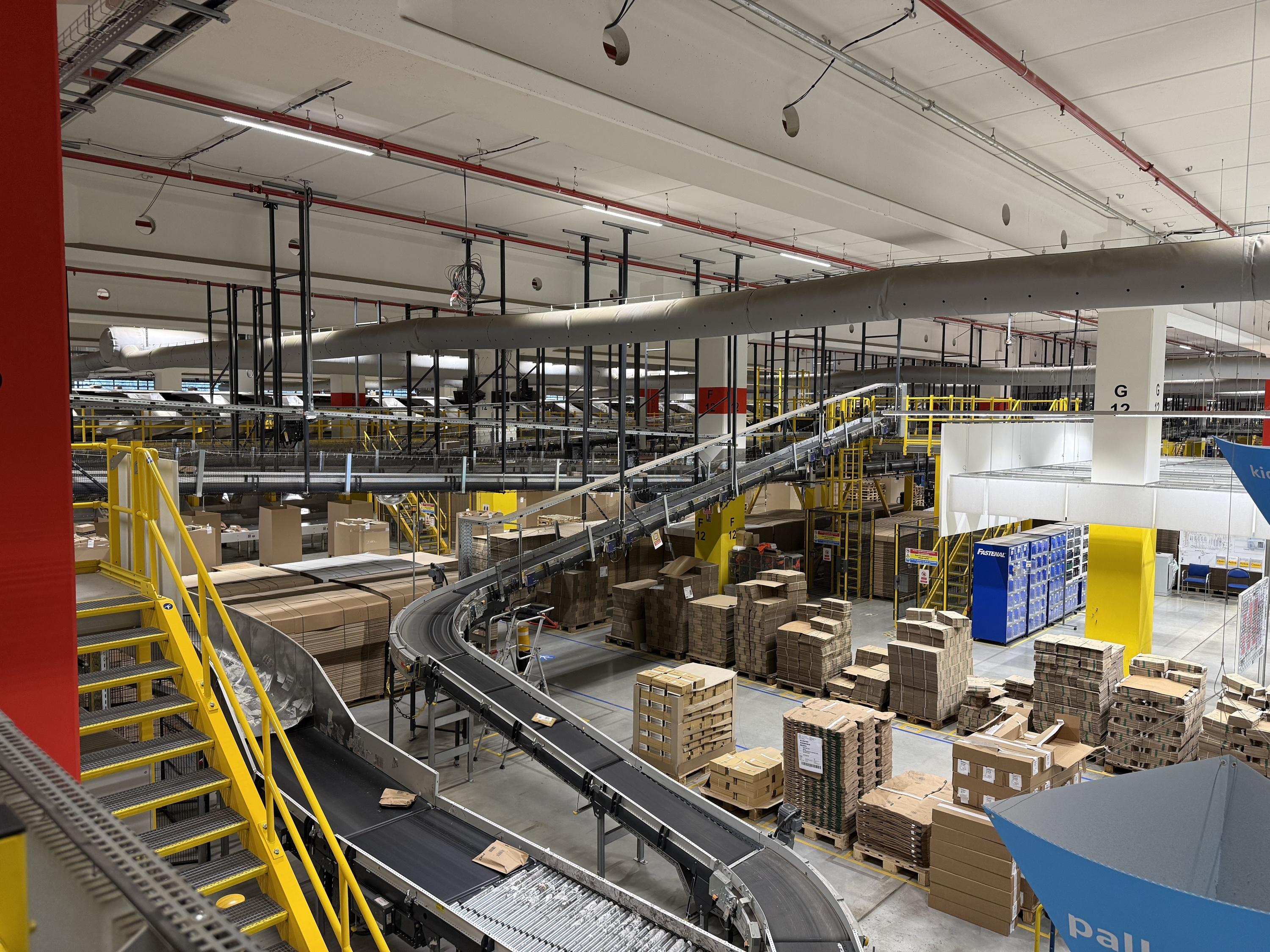 Robots, algorithmes, tapis roulants... À Augny, Amazon orchestre le grand ballet de la préparation des colis grâce à l’IA