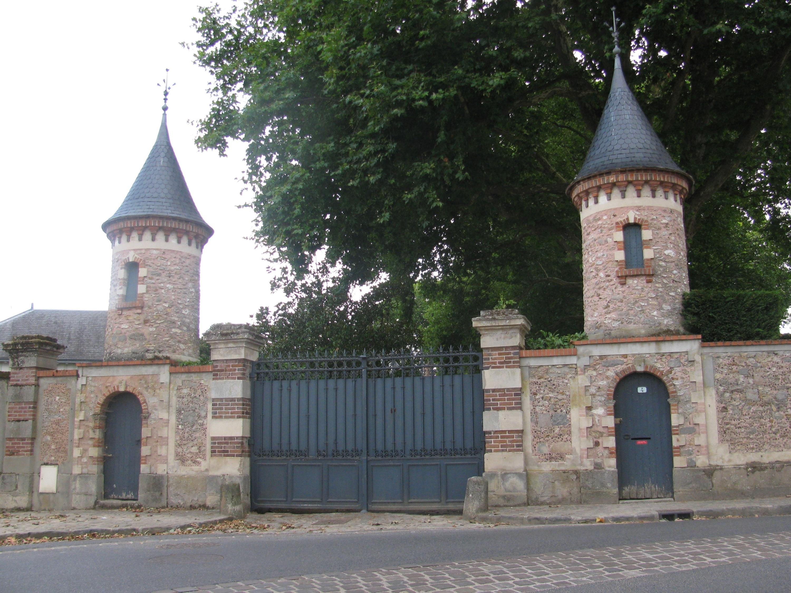 Vue de l’entrée du château de Souzy-la-Briche.