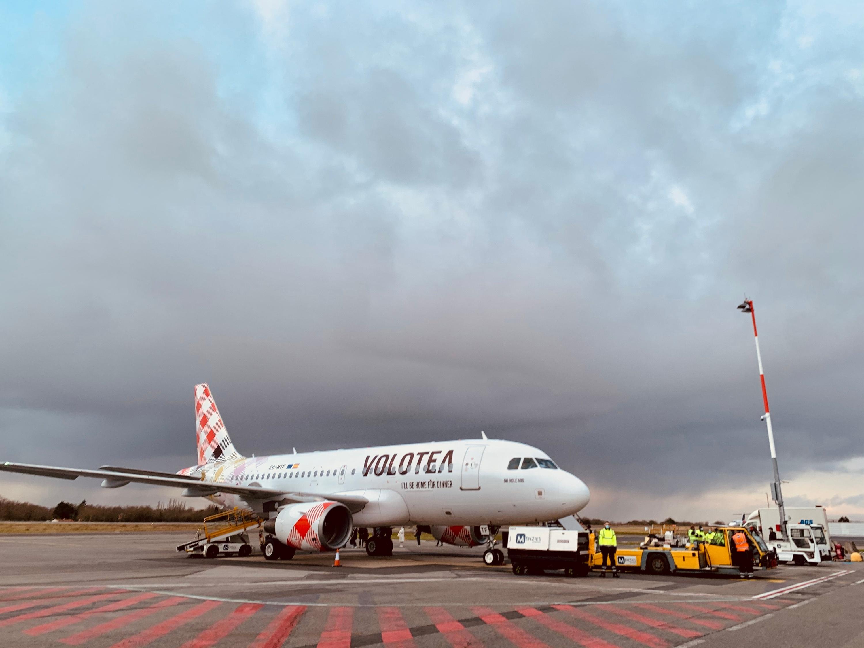 Billets d’avion : l’ajout d’un supplément carburant après l’achat est interdit, avertit l’UE