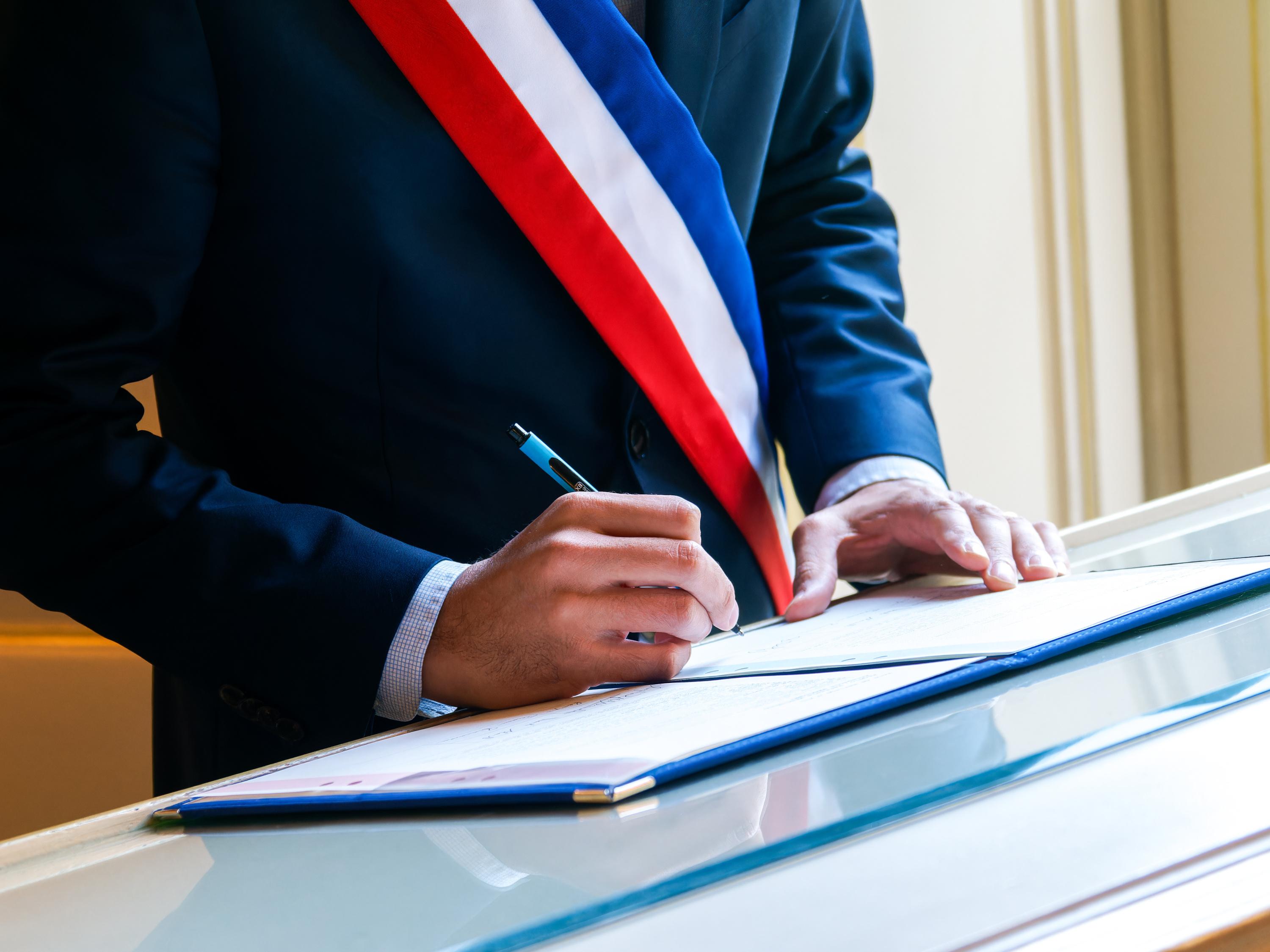 Chessy : le couple dont le maire refusait de prononcer le mariage à cause d’une OQTF s’est finalement marié