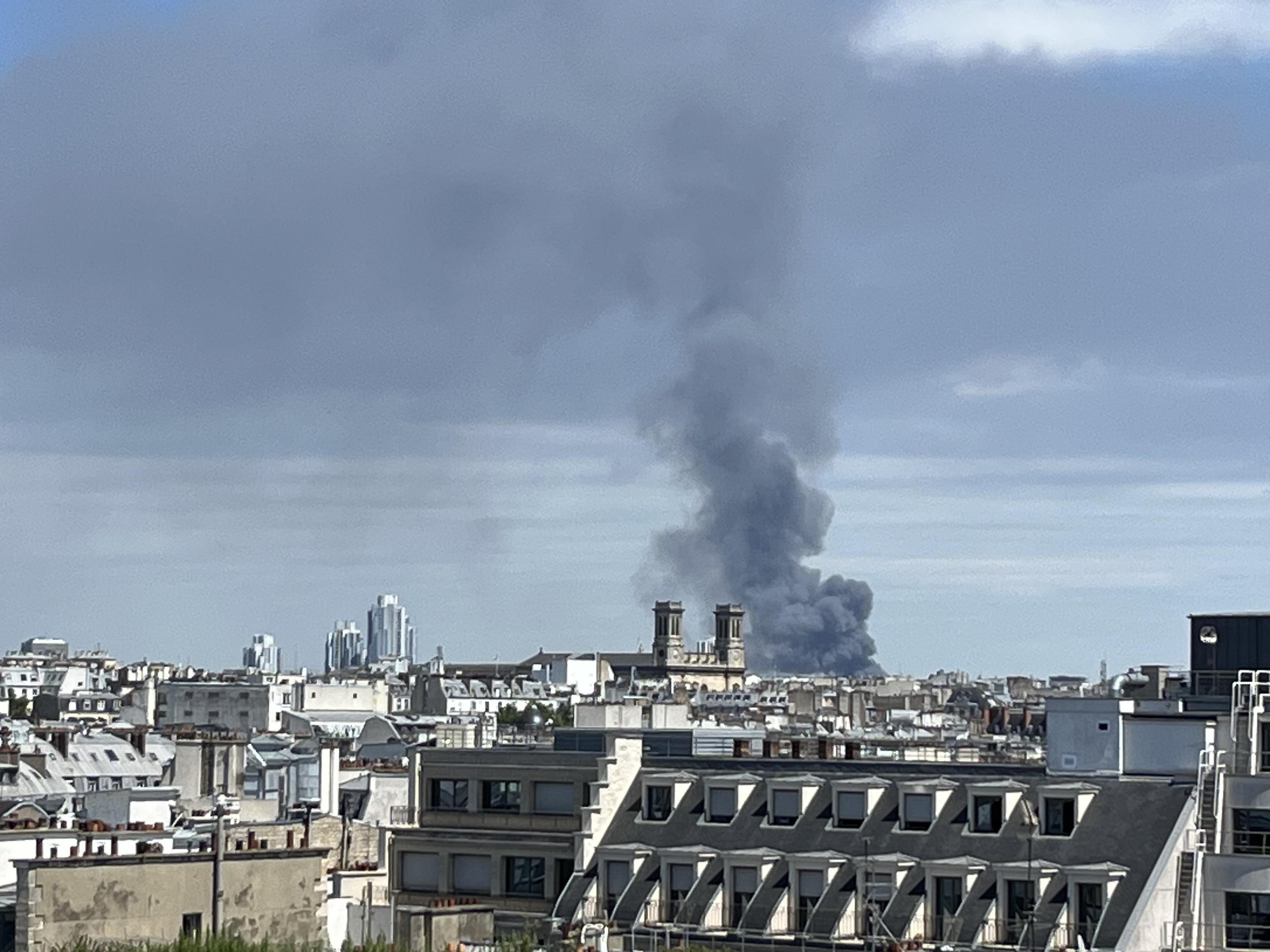 Un violent incendie en cours à Bobigny, les pompiers sont sur place