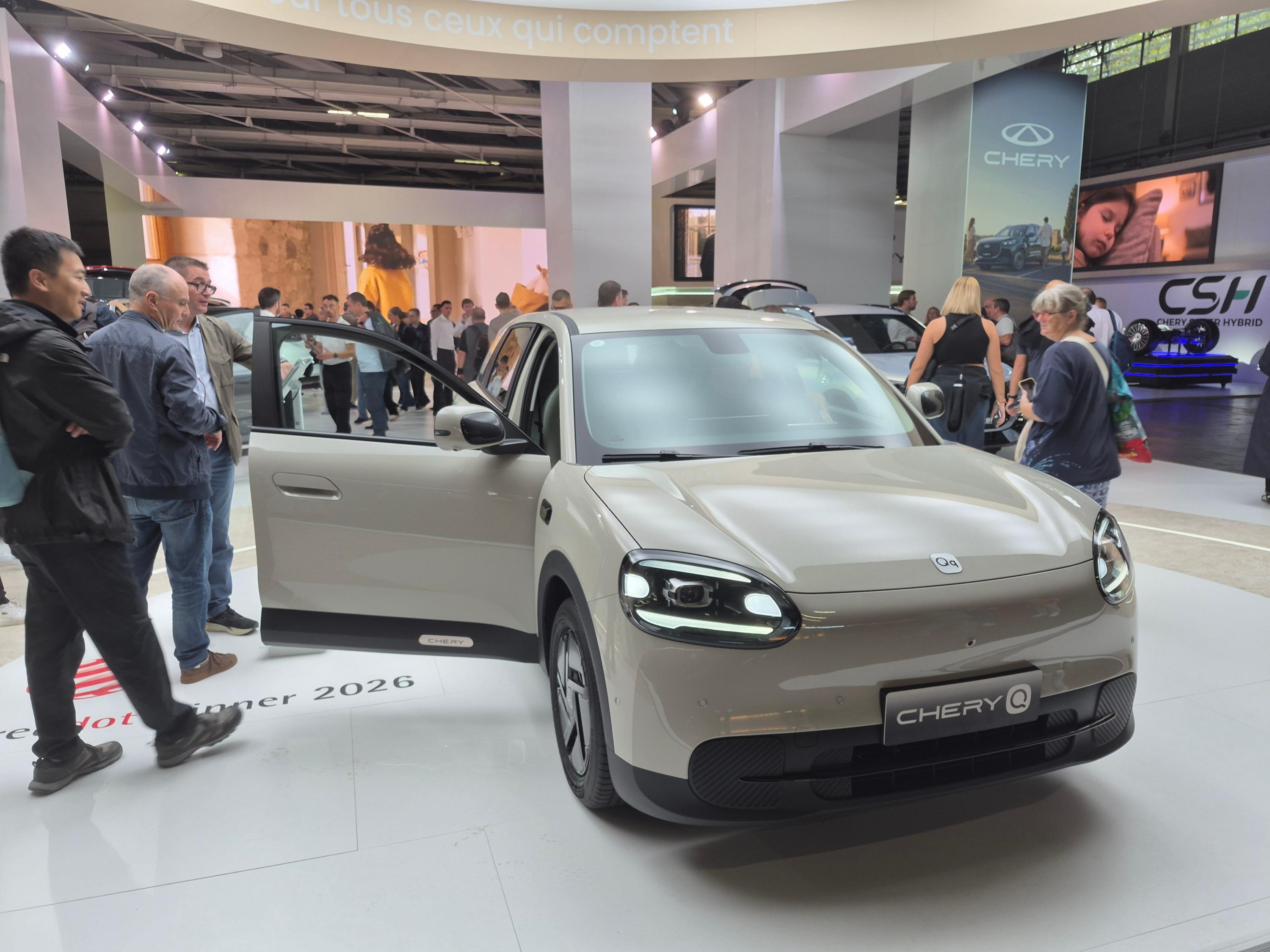 «Des copies de voitures européennes, mais en mieux» : au Mondial de l’Auto, les visiteurs plus tentés que jamais par les modèles chinois