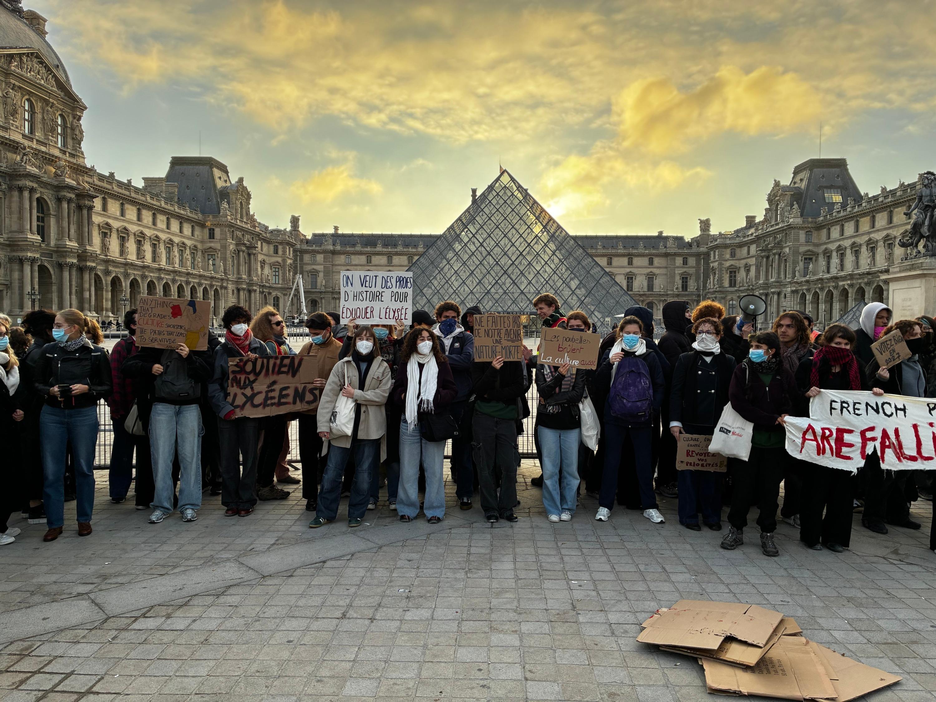 EN DIRECT - Violences du 17 octobre : l’accès au musée du Louvre bloqué par des étudiants, l’Allemagne appelle ses ressortissants à la «prudence»