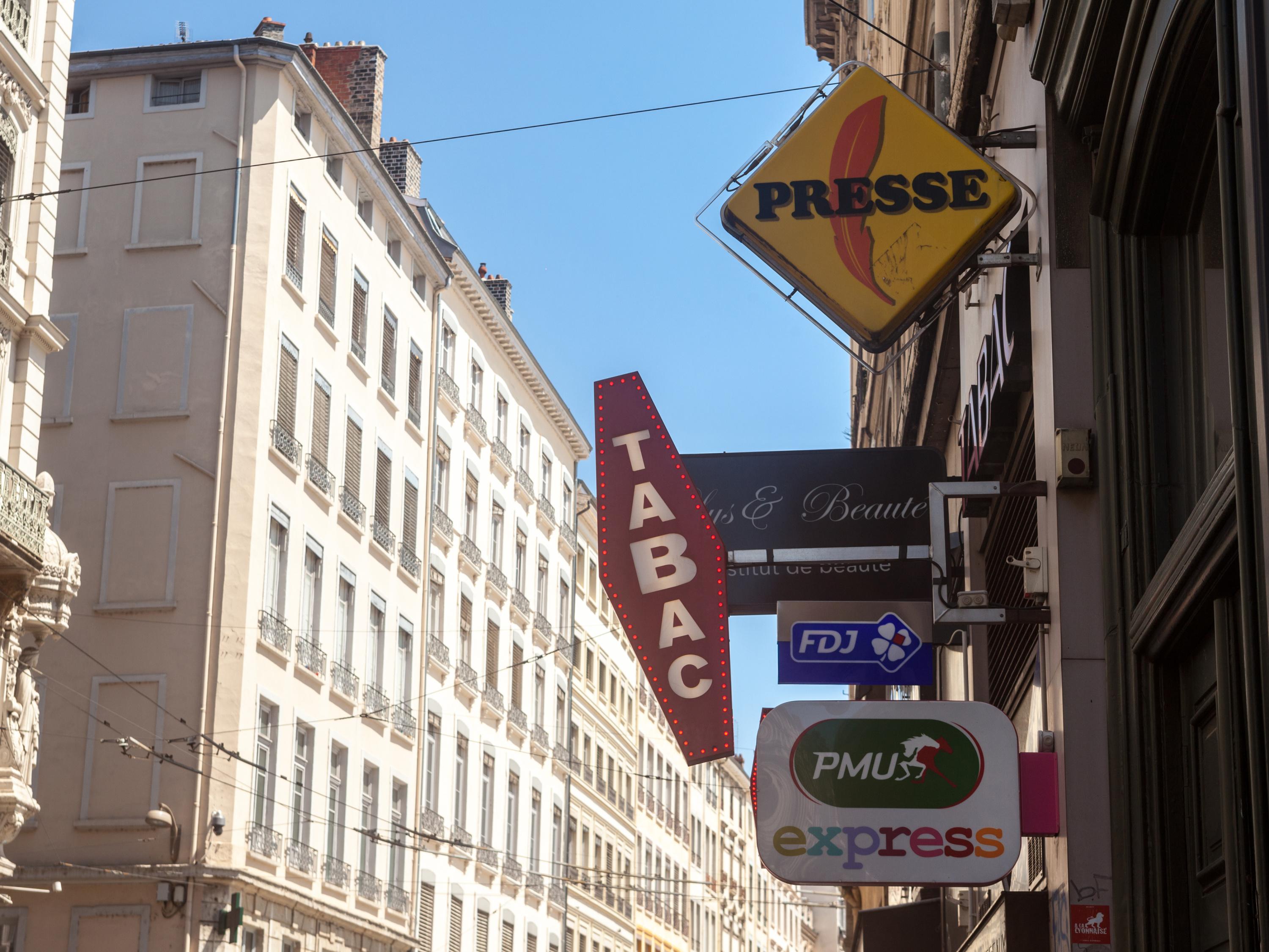 Vente de tabac aux mineurs: une association saisit la justice contre l'État français