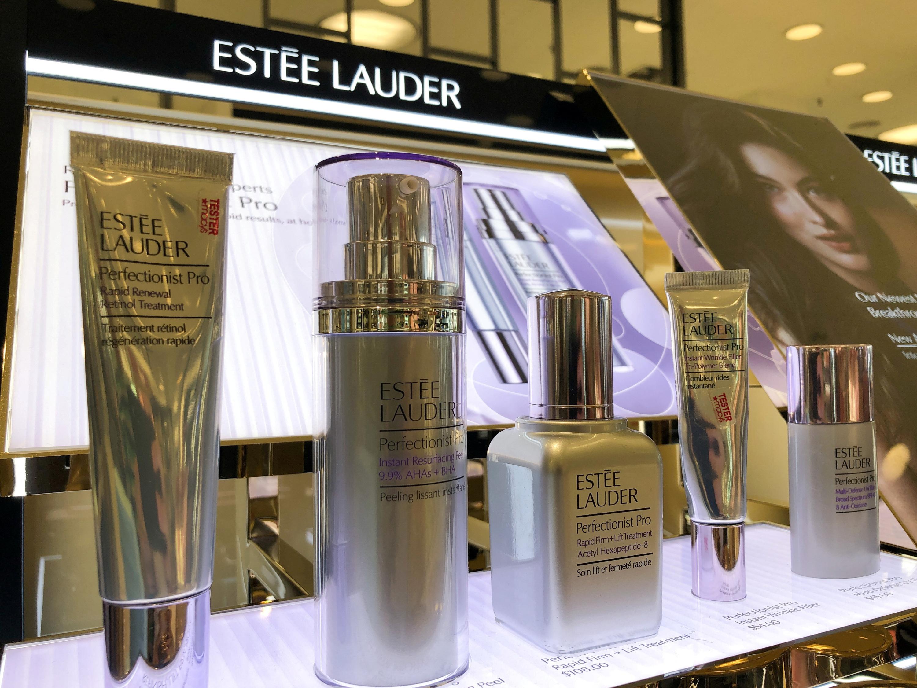 Le titre Estée Lauder plonge de plus de 23% après une perte au premier trimestre liée à la Chine