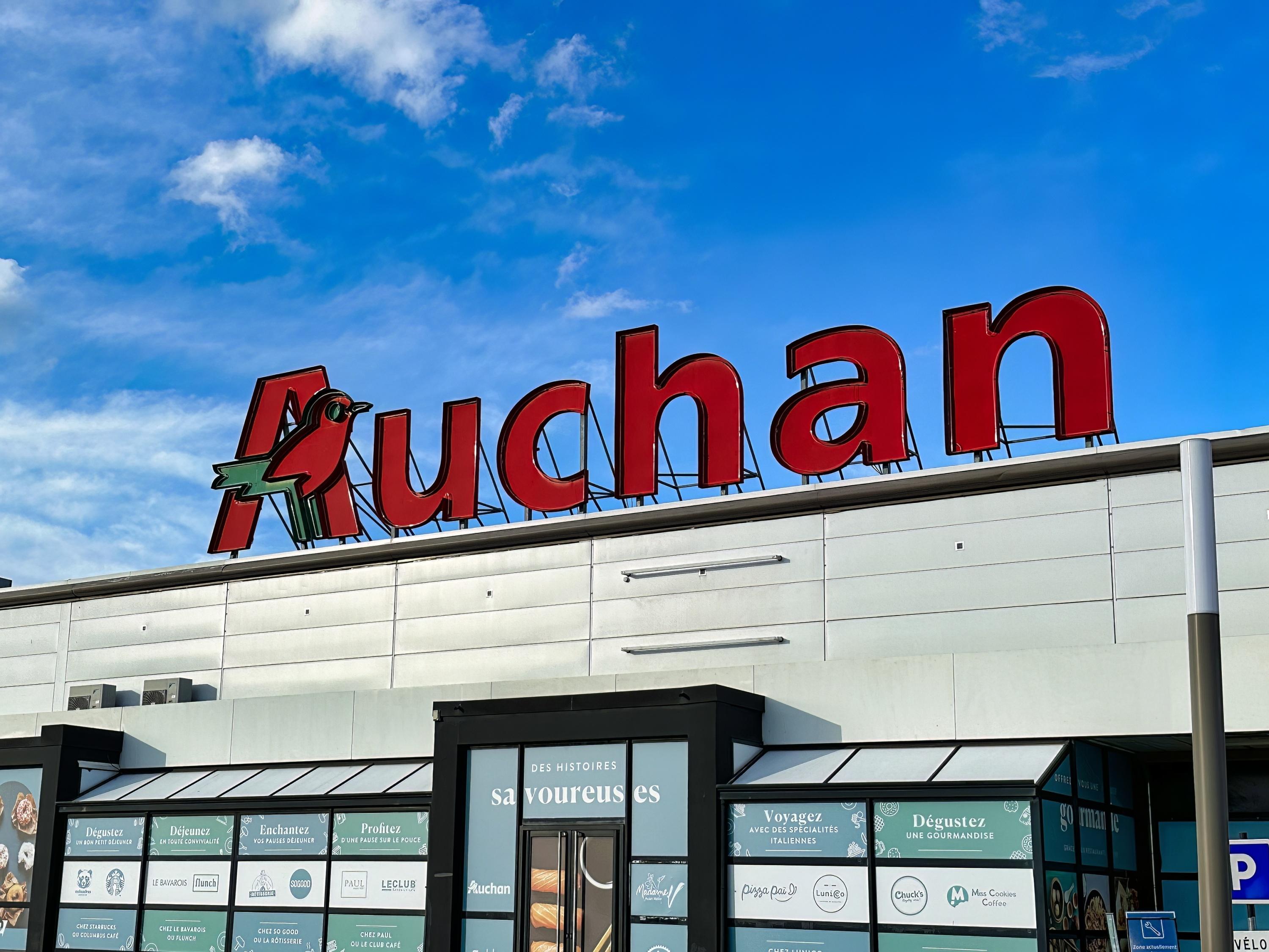 Auchan envisage de supprimer environ 2300 postes