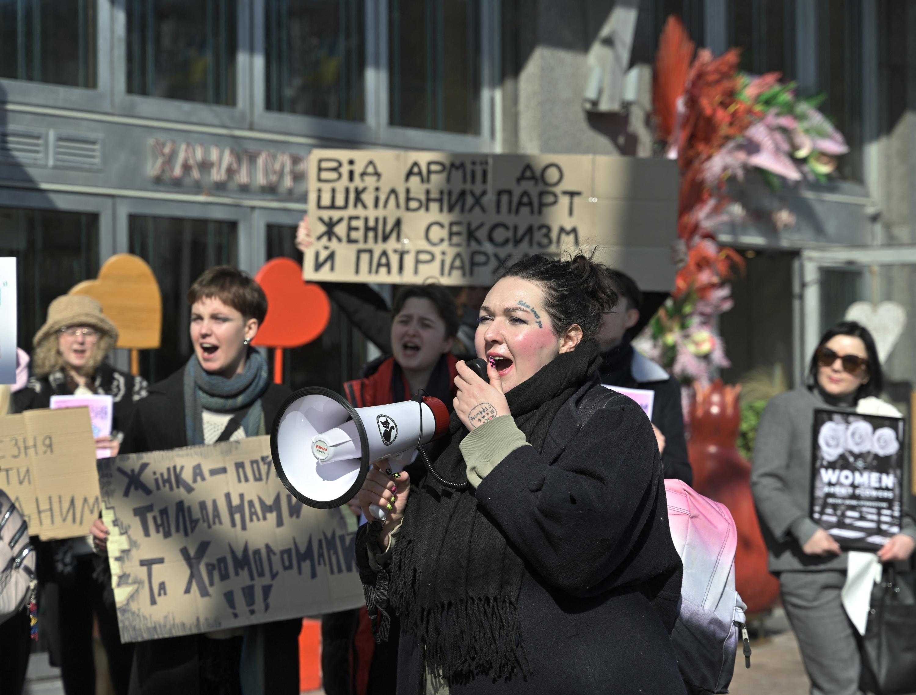 Depuis le début de la guerre, les violences domestiques se multiplient en Ukraine